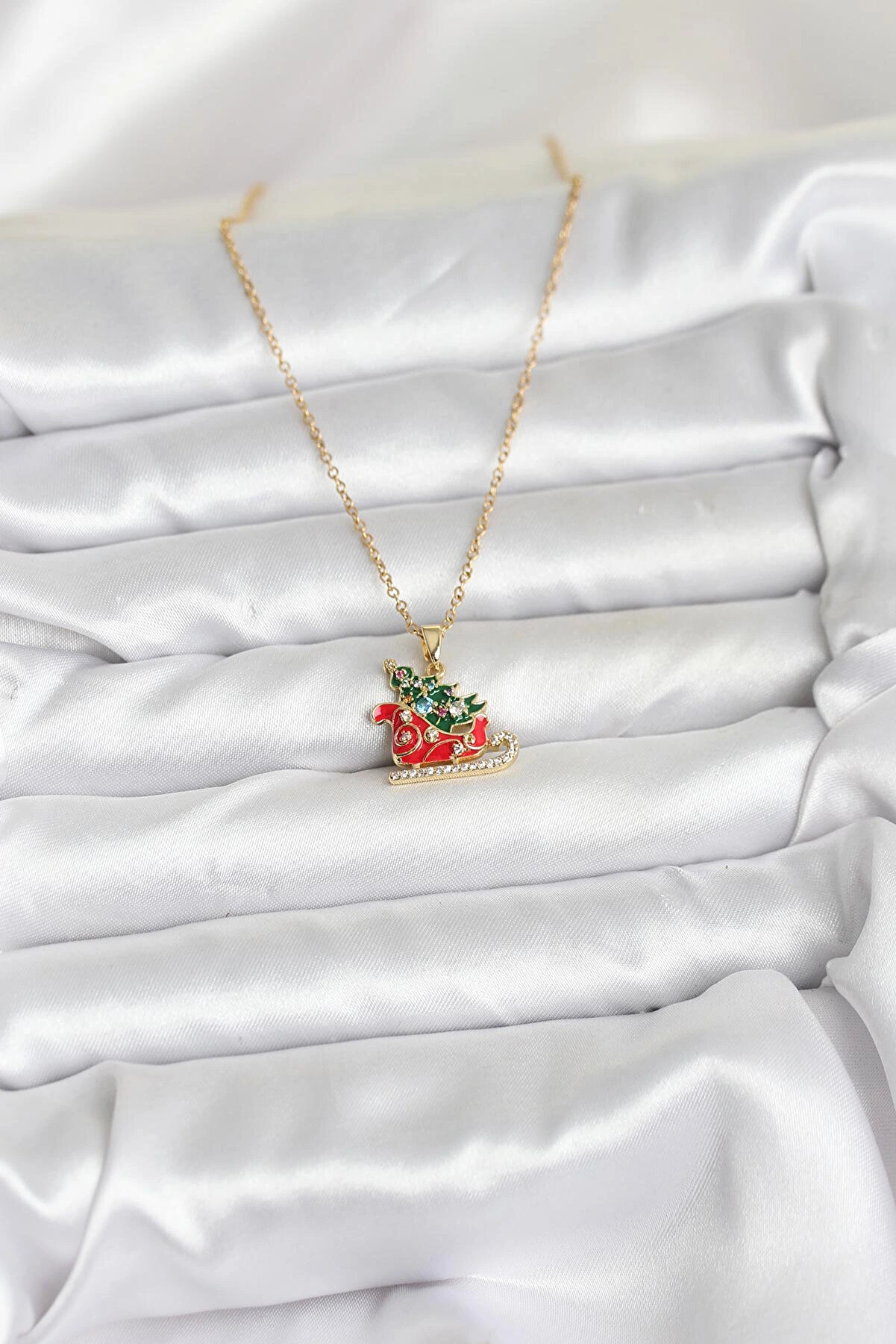 Hulyomer Hub Harmonyaura 316L &Ccedil;eli̇k Zi̇nci̇r Gold Renk Kızak Ve &Ccedil;am Ağacı Fi̇g&uuml;rl&uuml; Yılbaşı Temalı Kadın Kolye