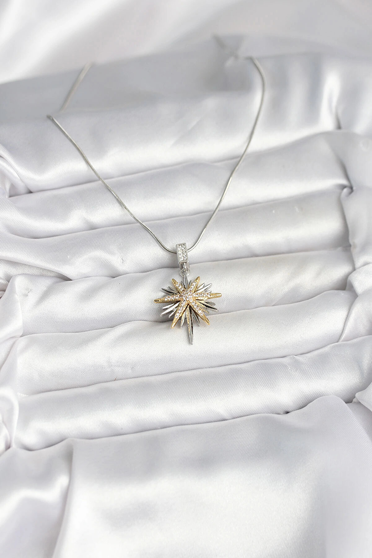 Olmi̇ra Store Harmonyaura 316L &Ccedil;eli̇k Zi̇nci̇r G&uuml;m&uuml;ş Renk Kutup Yıldızı Model Kadın Kolye