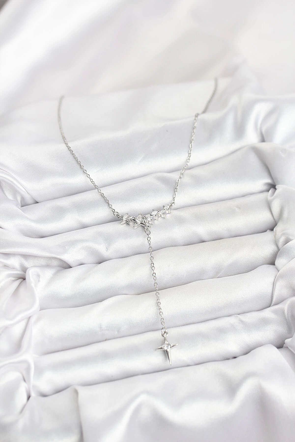 Buti̇k 316L &Ccedil;eli̇k Zi̇nci̇r G&uuml;m&uuml;ş Renk Yıldız Model Y Kadın Kolye