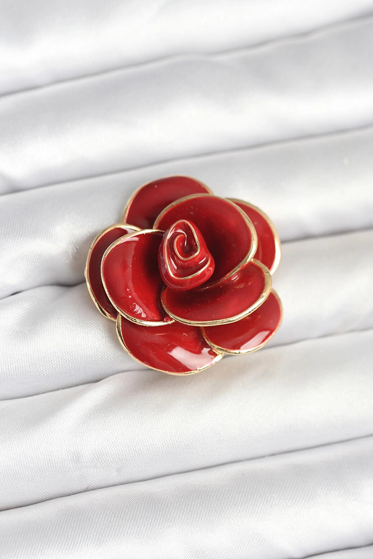 Buti̇k Kırmızı G&uuml;l Model Broş