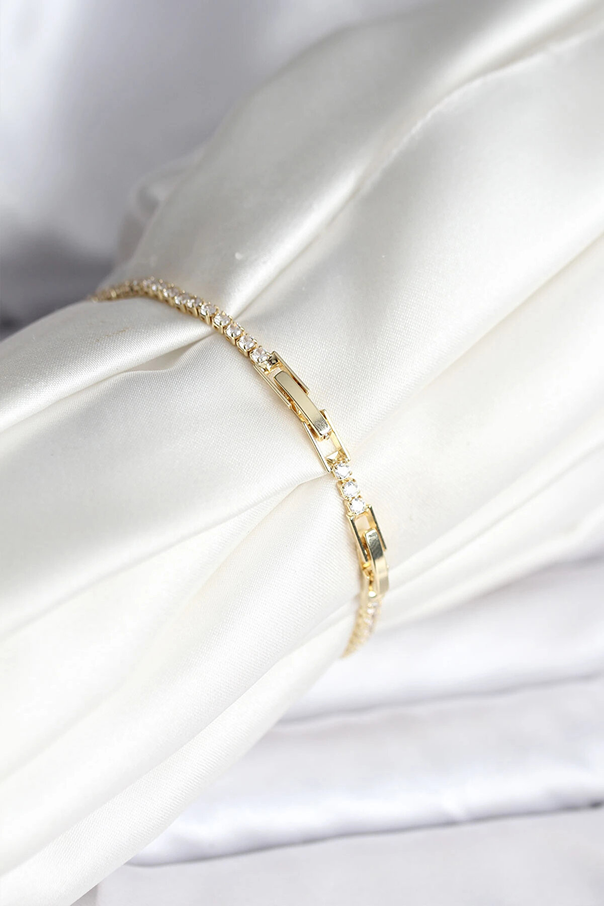 Toptan Bulurum Harmonyaura &Ccedil;i̇&ccedil;ek Model Zi̇rkon Taşlı Gold Renk Pi̇ri̇n&ccedil; Su Yolu Kadın Bi̇lekli̇k