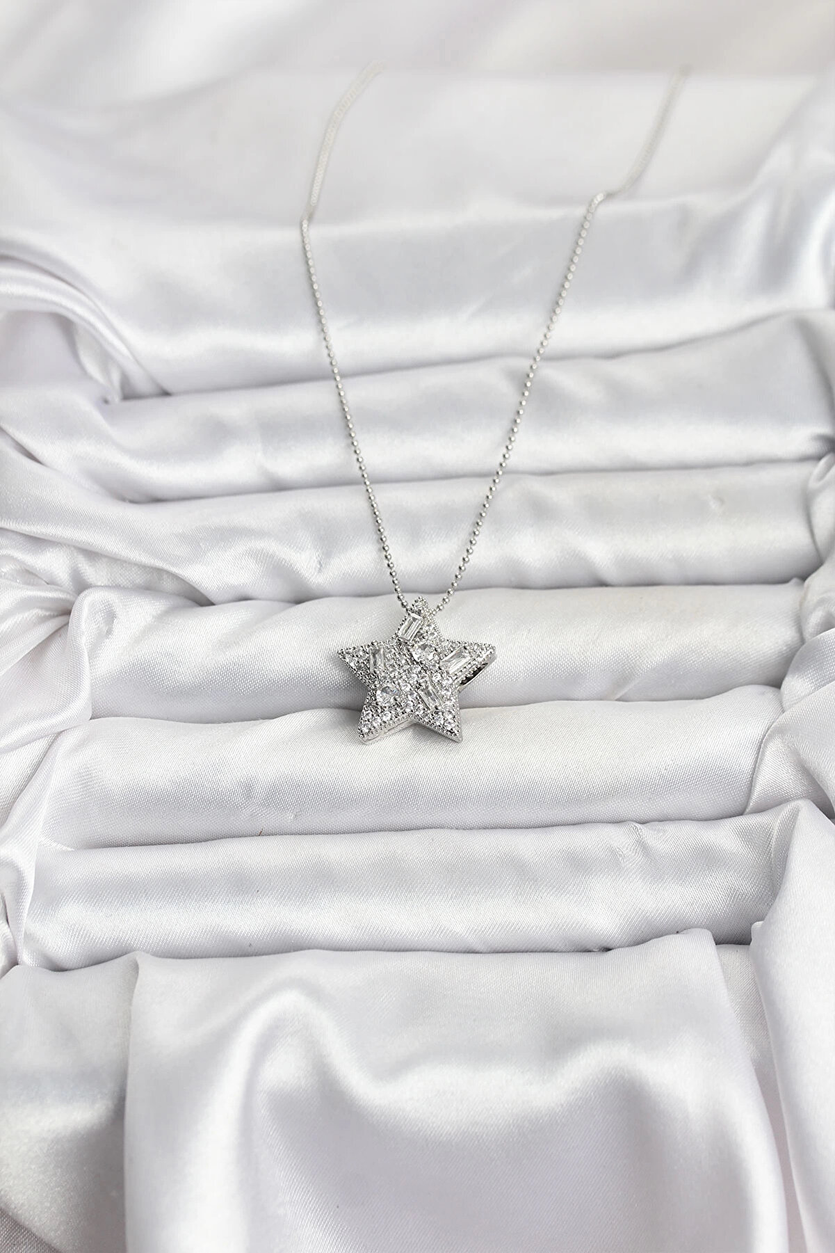 Buti̇k 316L &Ccedil;eli̇k Zi̇nci̇r G&uuml;m&uuml;ş Renk Zi̇nci̇rli̇ G&uuml;m&uuml;ş Yıldız Model Kadın Kolye