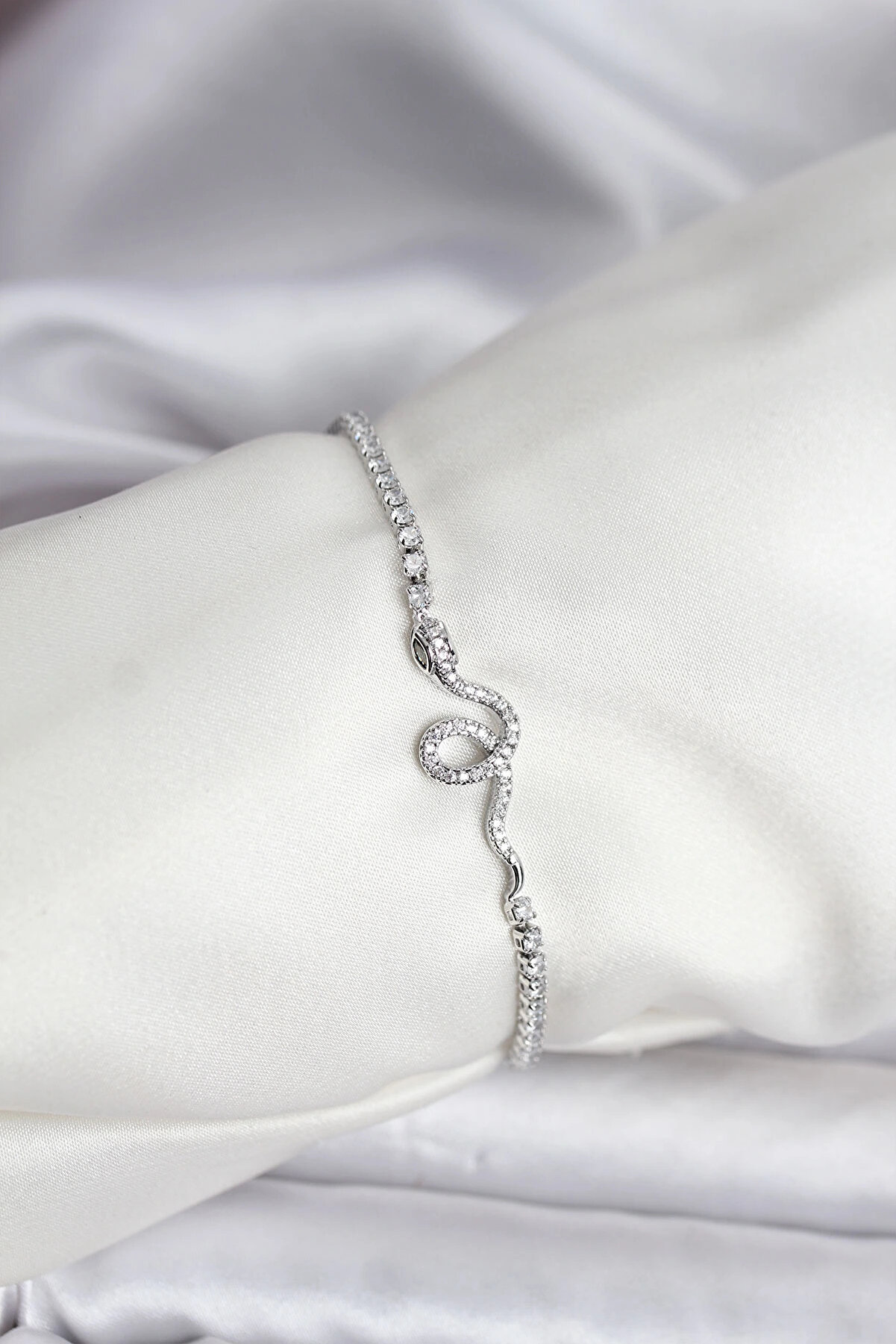 Clari̇ss Yılan Model Zi̇rkon Taşlı G&uuml;m&uuml;ş Renk Pi̇ri̇n&ccedil; Su Yolu Kadın Bi̇lekli̇k