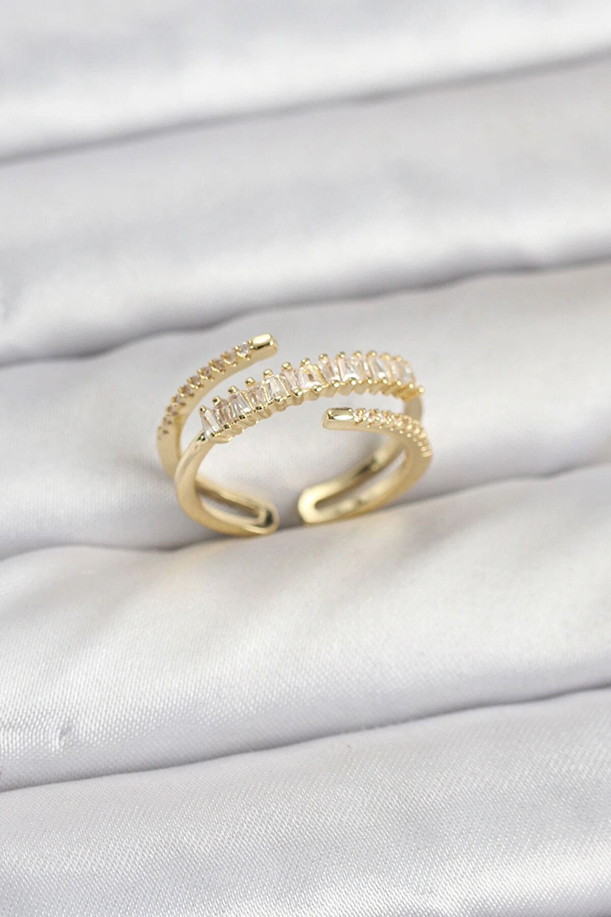 Buti̇k Pi̇ri̇n&ccedil; Gold Renk Sıralı Baget Zi̇rkon Taşlı Kadın Y&uuml;z&uuml;k