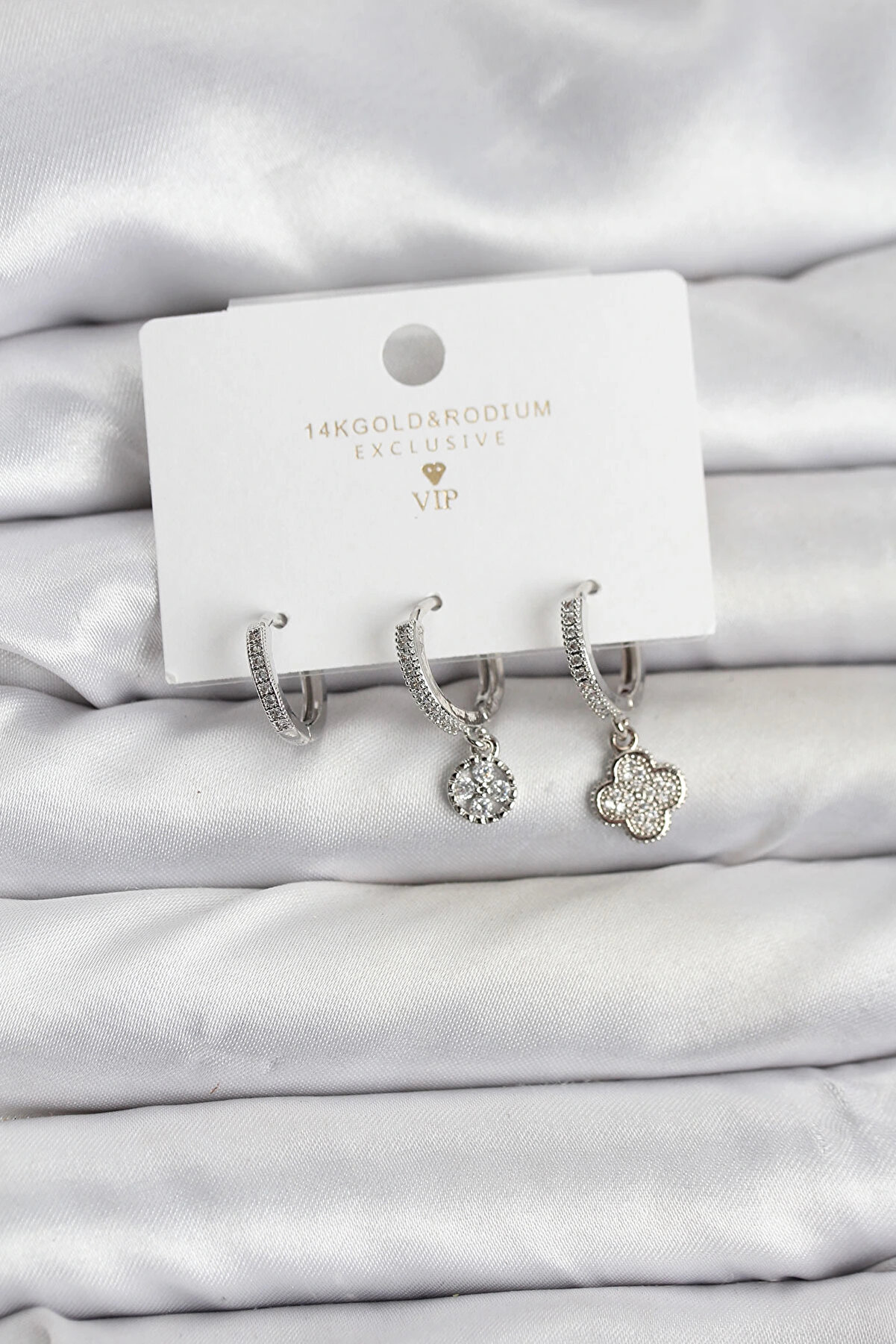 Buti̇k Pi̇ri̇n&ccedil; G&uuml;m&uuml;ş Renk Yonca Model 3 L&uuml; Kadın K&uuml;pe Seti̇