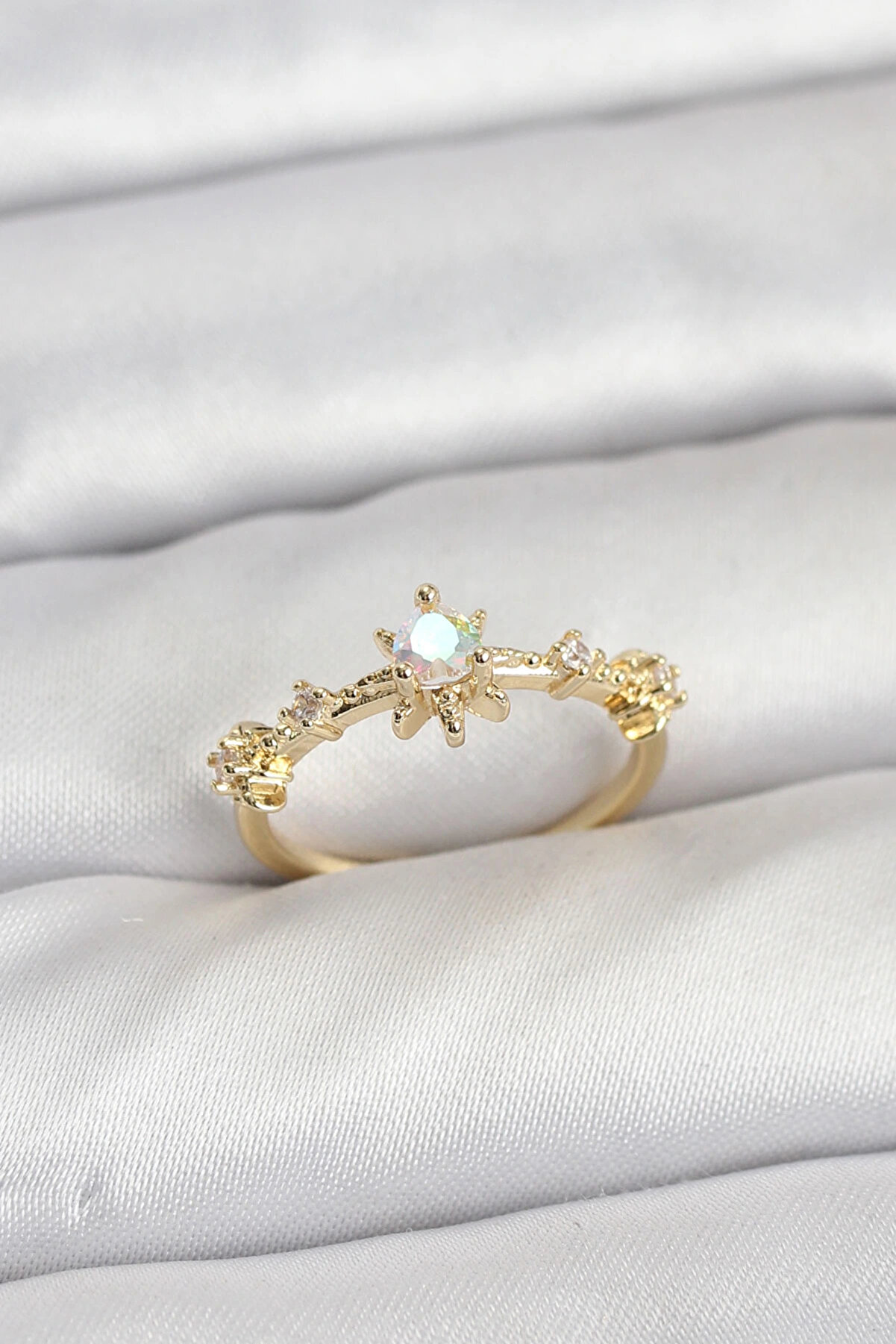 Buti̇k Gold Renk Pi̇ri̇n&ccedil; Yıldız Model Kadın Y&uuml;z&uuml;k