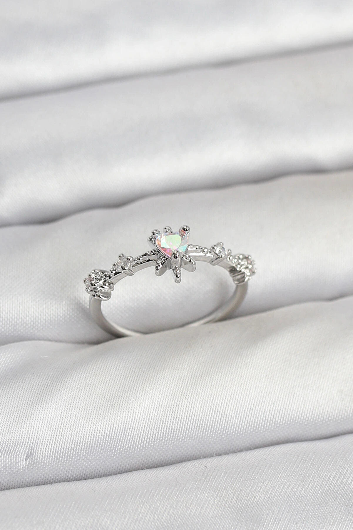 Buti̇k G&uuml;m&uuml;ş Renk Pi̇ri̇n&ccedil; Yıldız Model Kadın Y&uuml;z&uuml;k