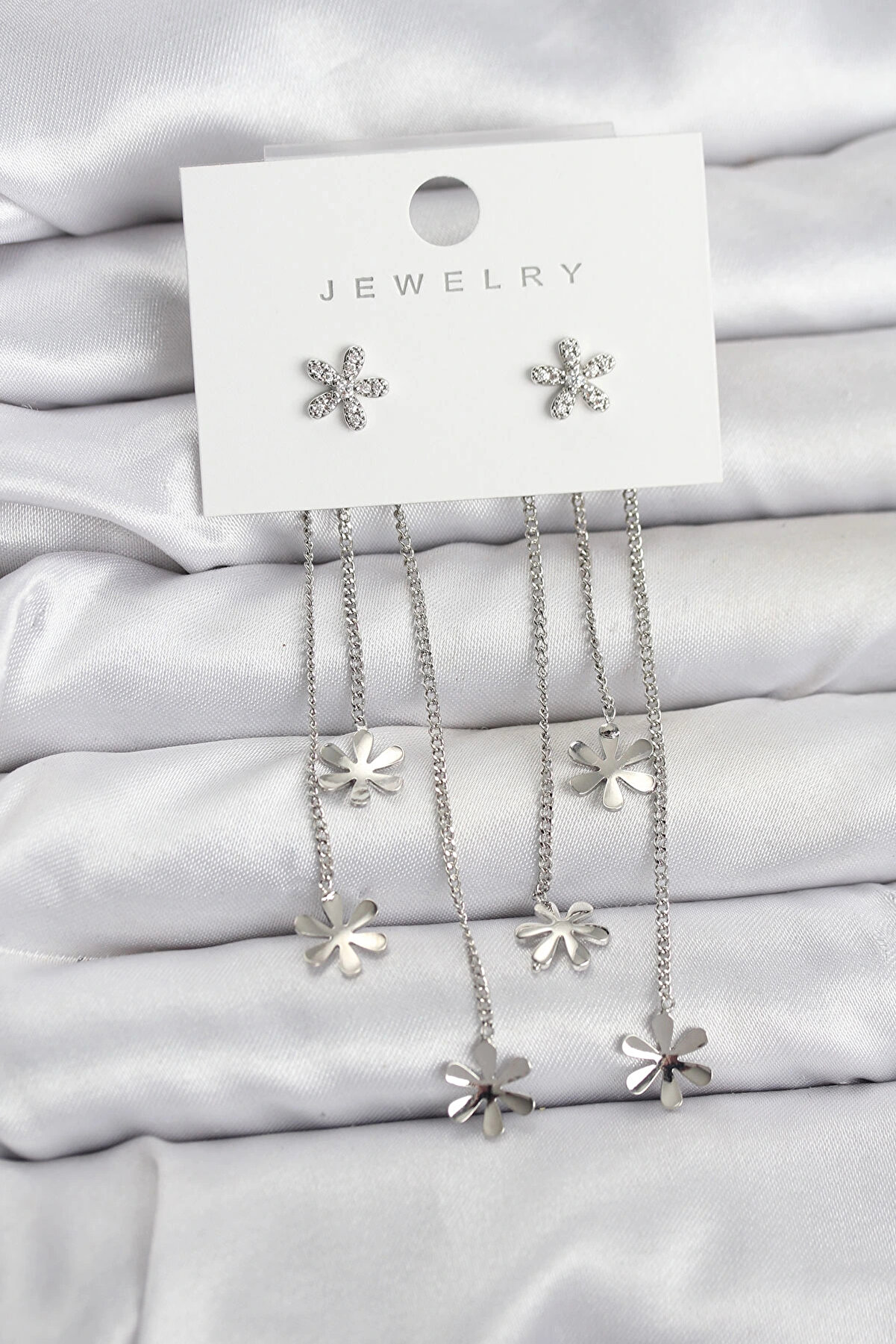 Buti̇k Papatya Model G&uuml;m&uuml;ş Renk Pi̇ri̇n&ccedil; Sallantılı Kadın K&uuml;pe