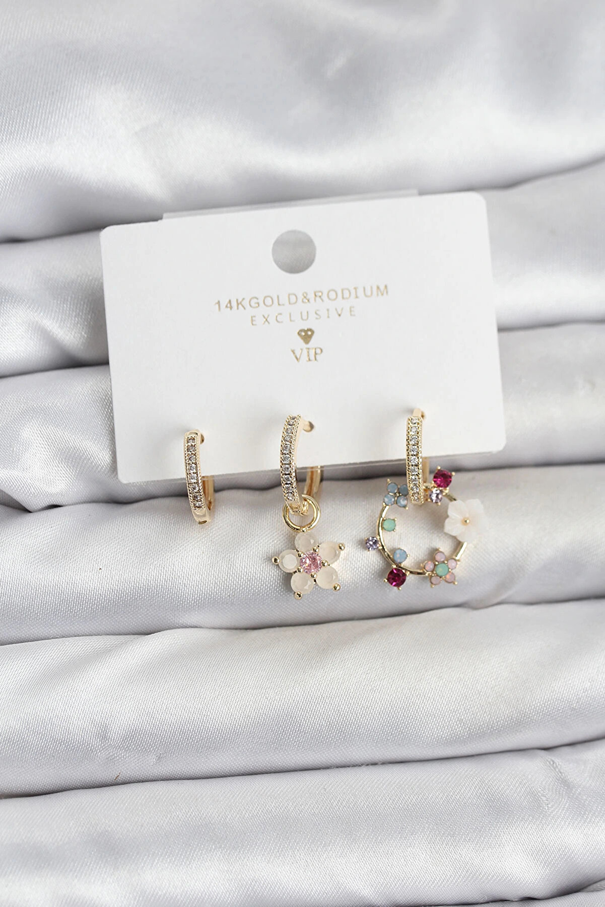 Buti̇k &Ccedil;i̇&ccedil;ek Model Gold Renk Pi̇ri̇n&ccedil; 3 L&uuml; Kadın K&uuml;pe Seti̇