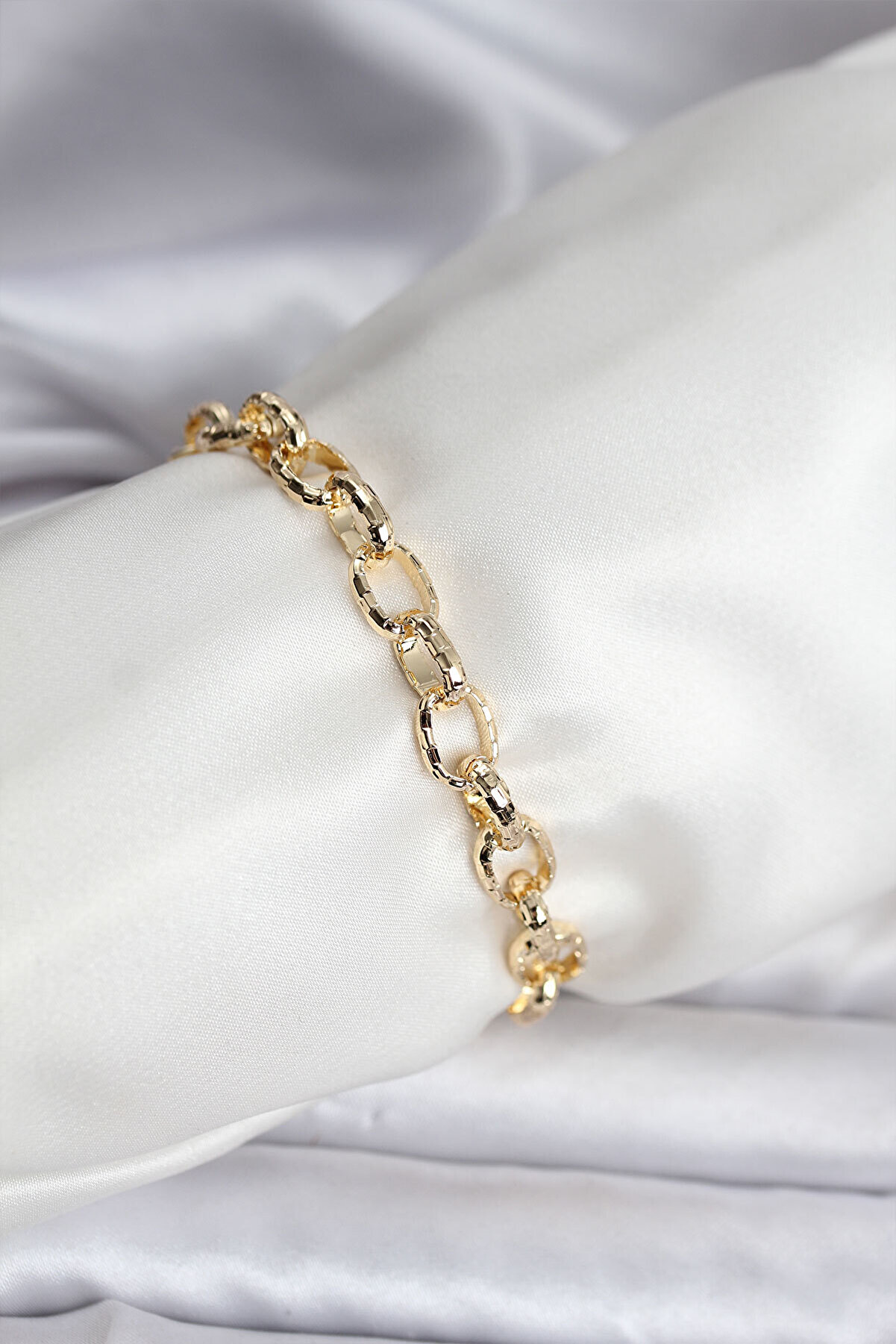 Clari̇ss 14K Gold Renk Kaplama Lazerli̇ Zi̇nci̇r Model Cm Kadın Bi̇lekli̇k