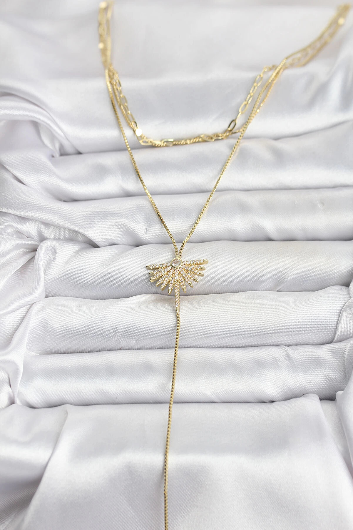 Buti̇k Pi̇ri̇n&ccedil; Gold Renk Zi̇rkon Taşlı Yelpaze Model Detaylı 3 L&uuml; Kombi̇n Y Kadın Kolye