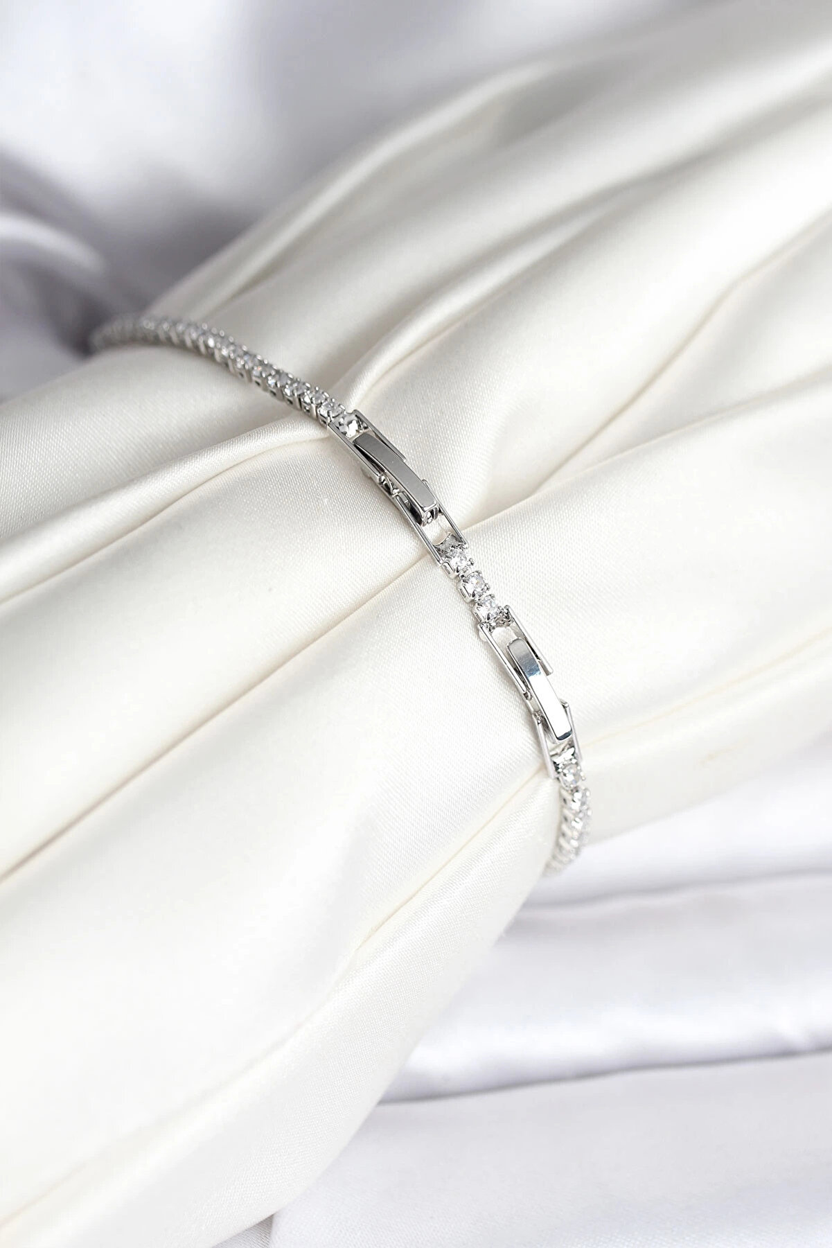 Clari̇ss Yılan Model Zi̇rkon Taşlı G&uuml;m&uuml;ş Renk Pi̇ri̇n&ccedil; Su Yolu Kadın Bi̇lekli̇k