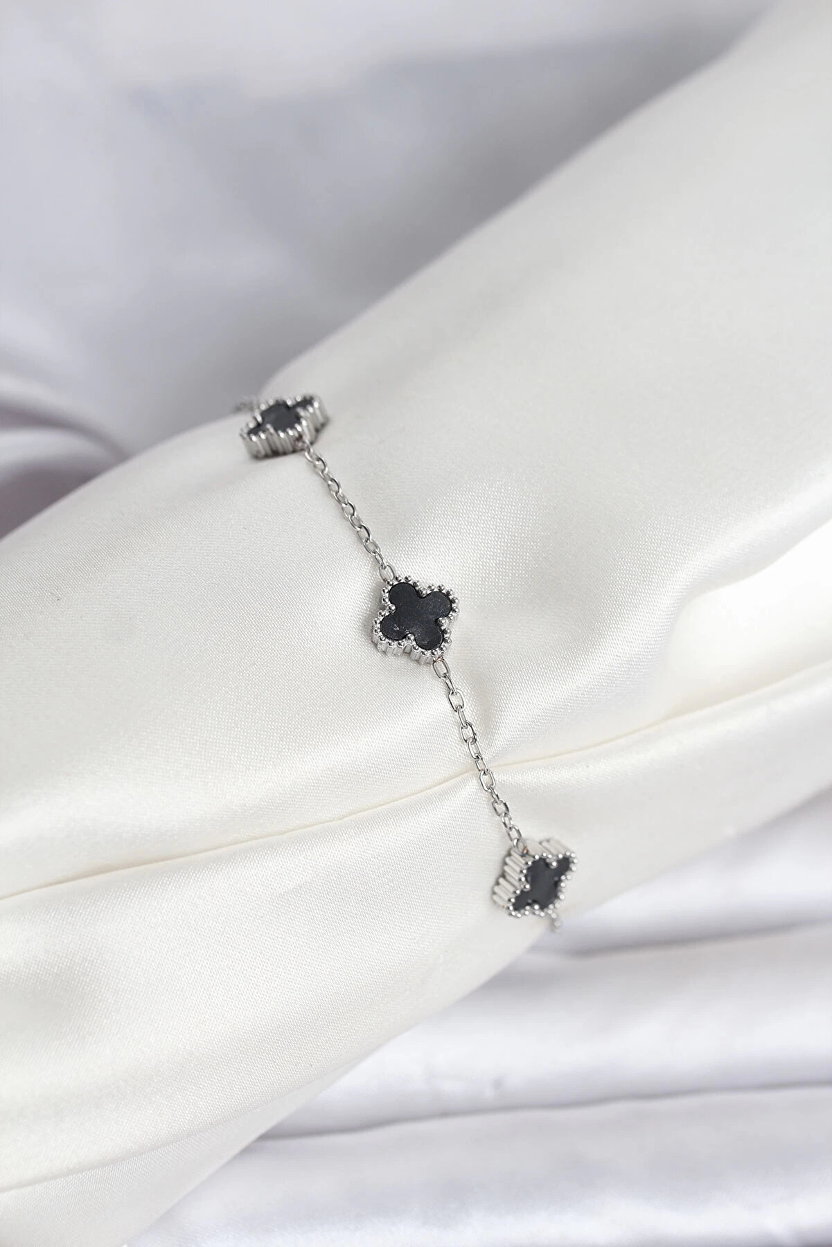 Buti̇k 316L &Ccedil;eli̇k G&uuml;m&uuml;ş Renk Si̇yah Baby Boy Yonca Bi̇lekli̇k