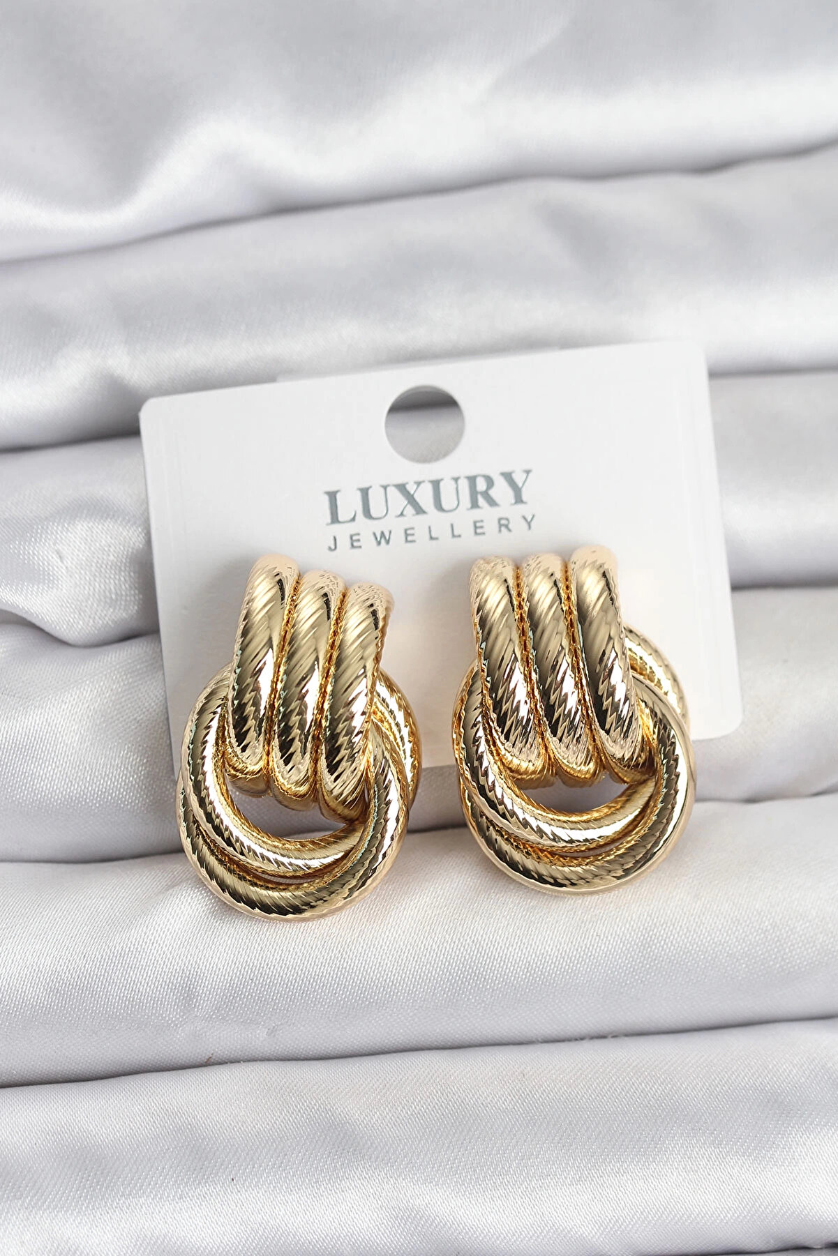 Buti̇k Gold Renk Halka Modelli̇ Pi̇ri̇n&ccedil; Kadın K&uuml;pe