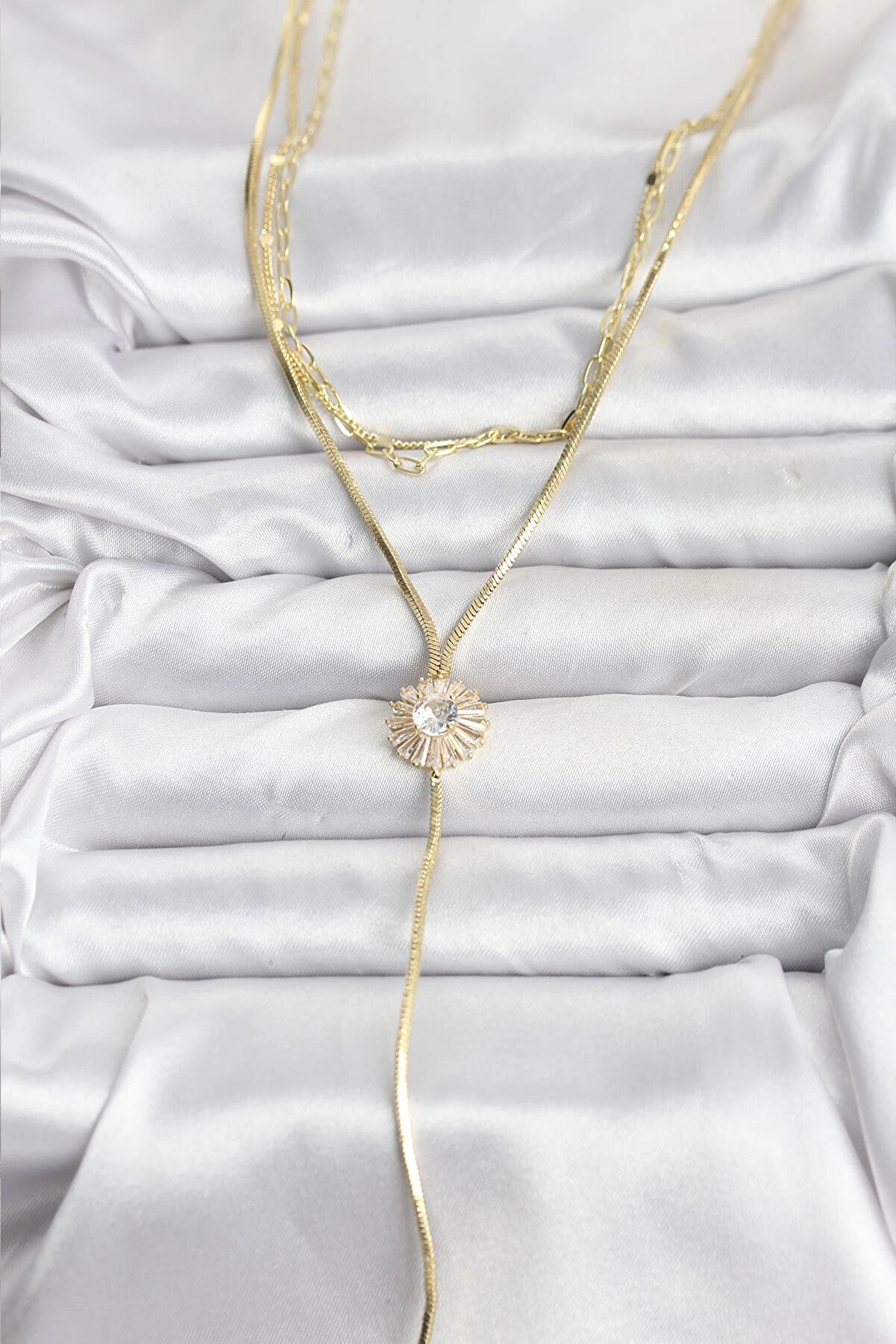 Buti̇k Pi̇ri̇n&ccedil; Gold Renk Zi̇rkon Taşlı Papatya Model Detaylı 3 L&uuml; Kombi̇n Y Kadın Kolye