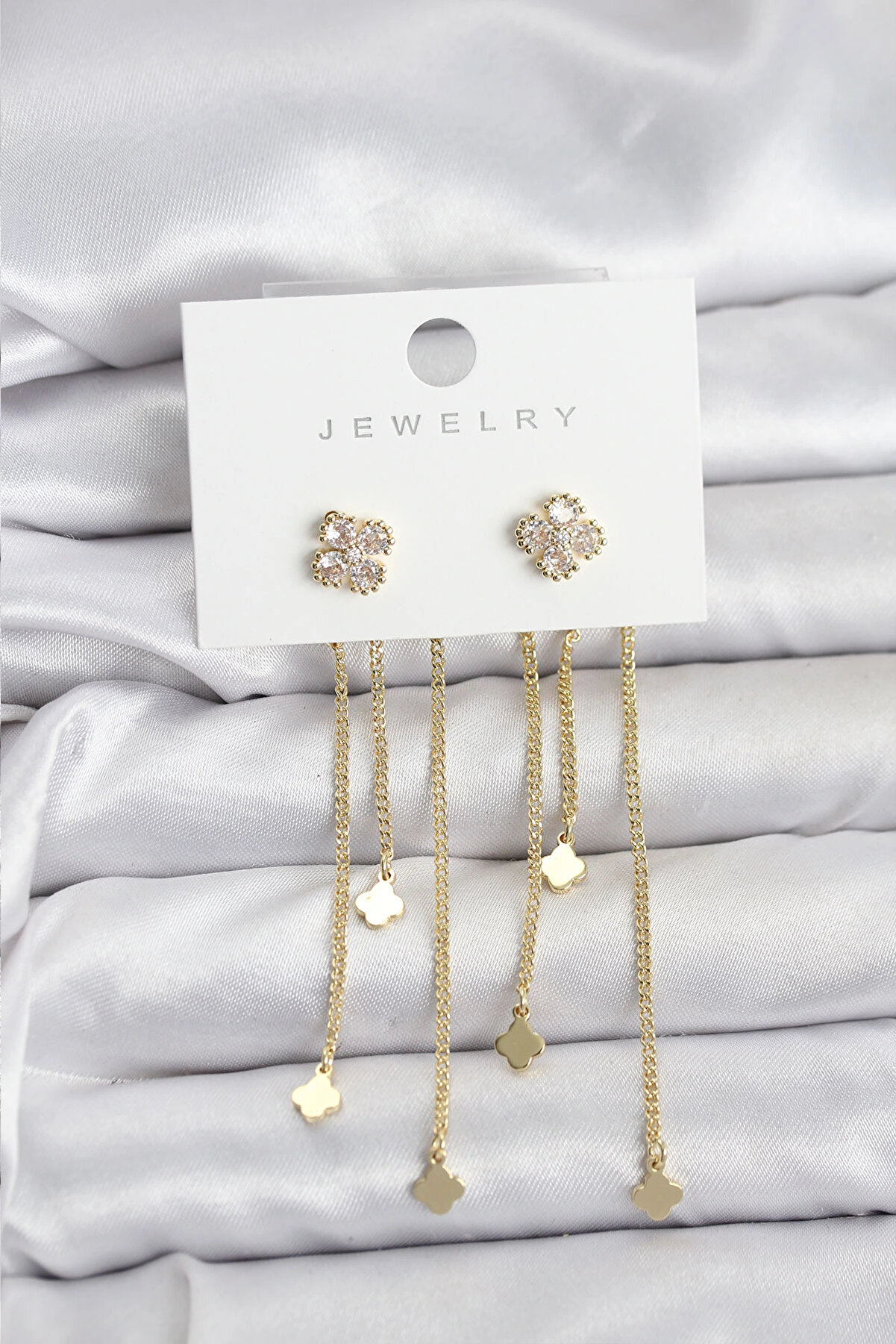 Buti̇k Pi̇ri̇n&ccedil; Gold Renk Yonca Model Sallantılı Kadın K&uuml;pe