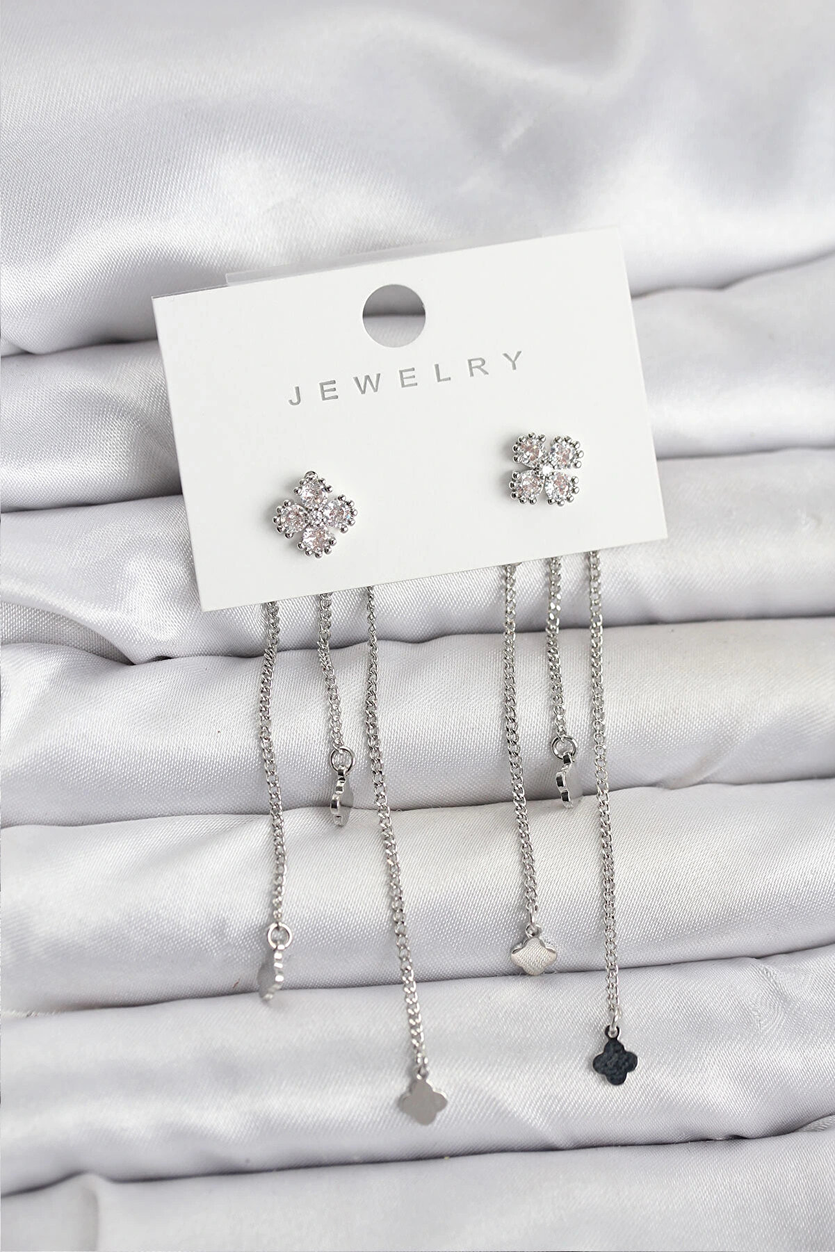 Buti̇k Pi̇ri̇n&ccedil; G&uuml;m&uuml;ş Renk Yonca Model Sallantılı Kadın K&uuml;pe