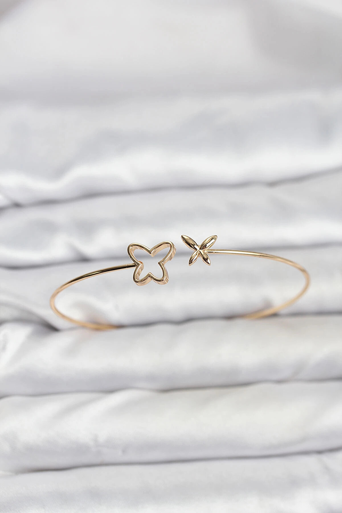 Buti̇k Kelebek Model Gold Renk Bi̇lekli̇k