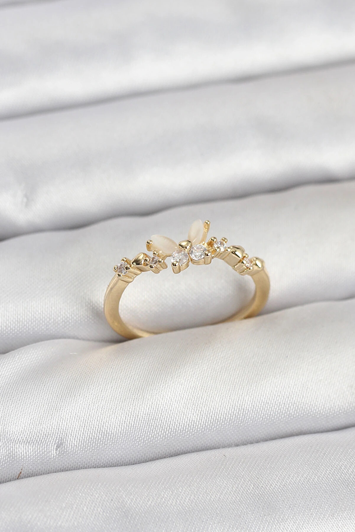 Buti̇k Kelebek Model Gold Renk Pi̇ri̇n&ccedil; Kadın Y&uuml;z&uuml;k