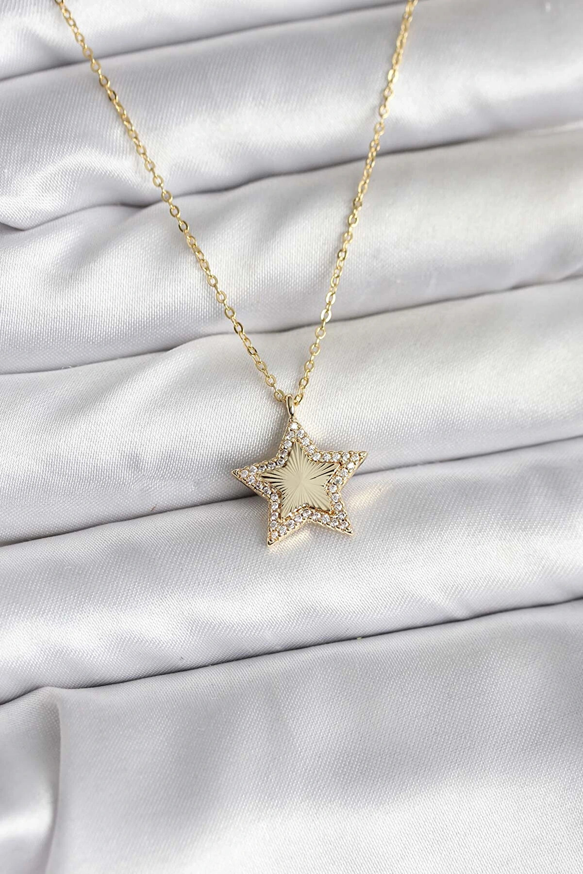 Buti̇k Pi̇ri̇n&ccedil; Gold Renk Zi̇nci̇rli̇ Yıldızlı Model Kadın Kolye