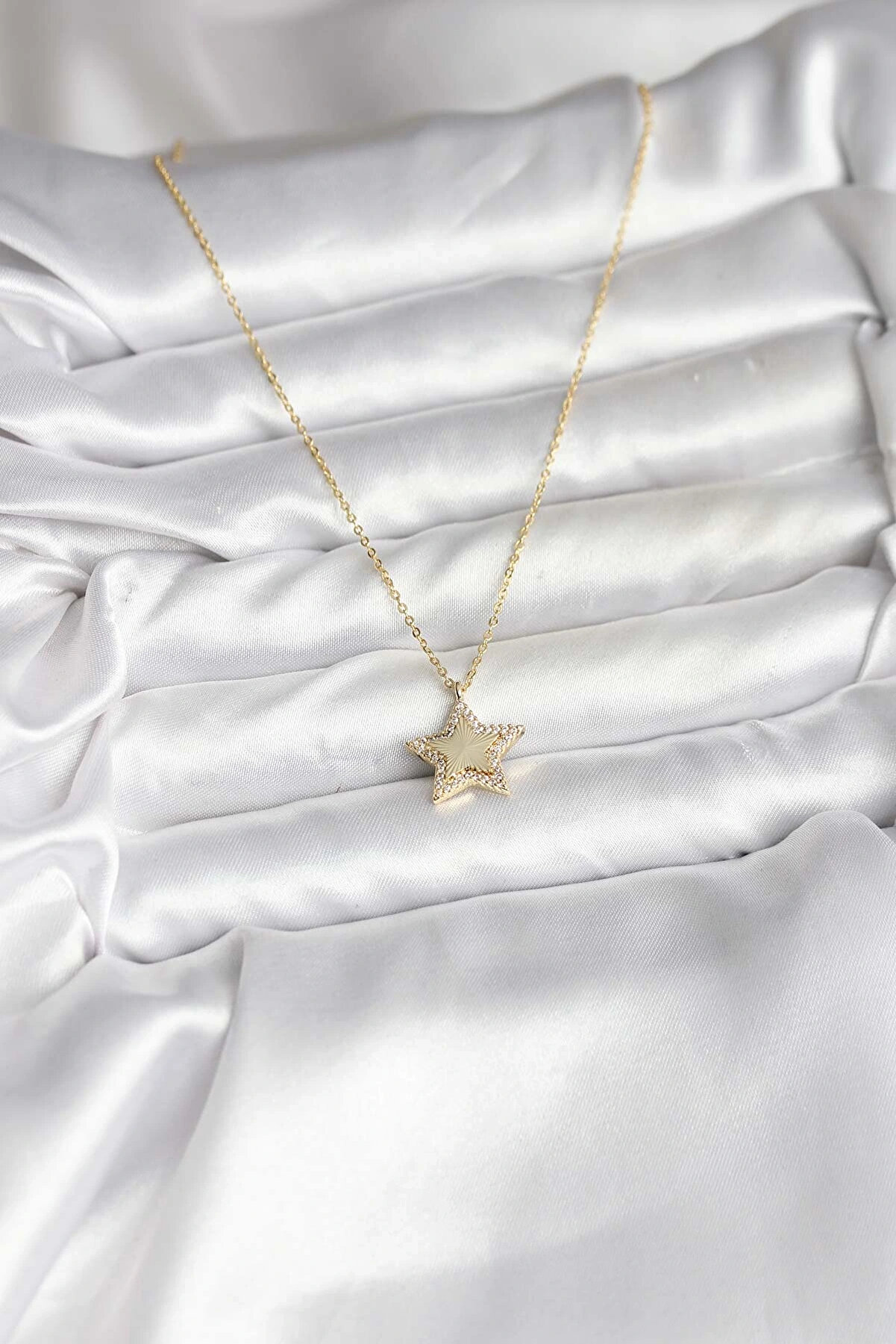 Buti̇k Pi̇ri̇n&ccedil; Gold Renk Zi̇nci̇rli̇ Yıldızlı Model Kadın Kolye