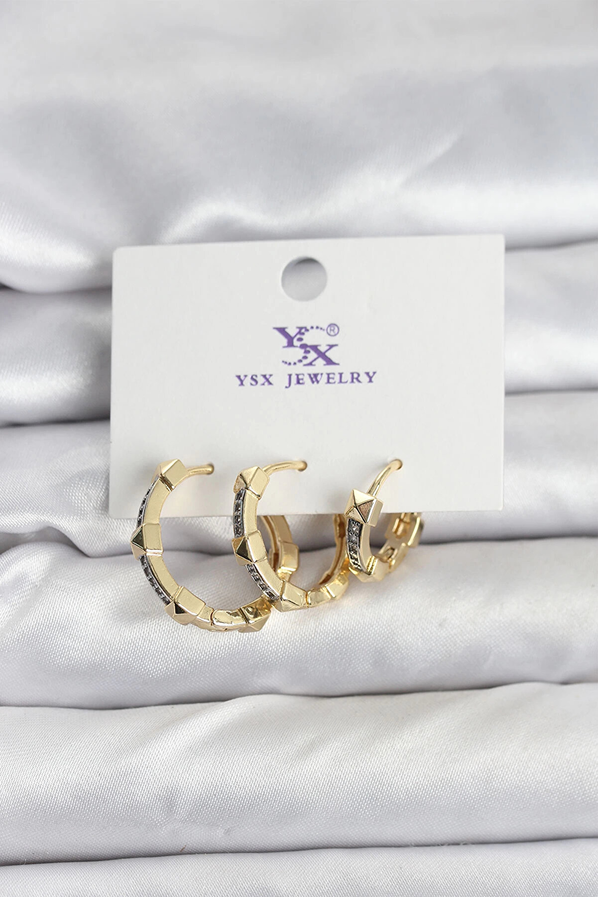 Buti̇k Gold Renk Zi̇rkon Taşlı Kadın K&uuml;pe