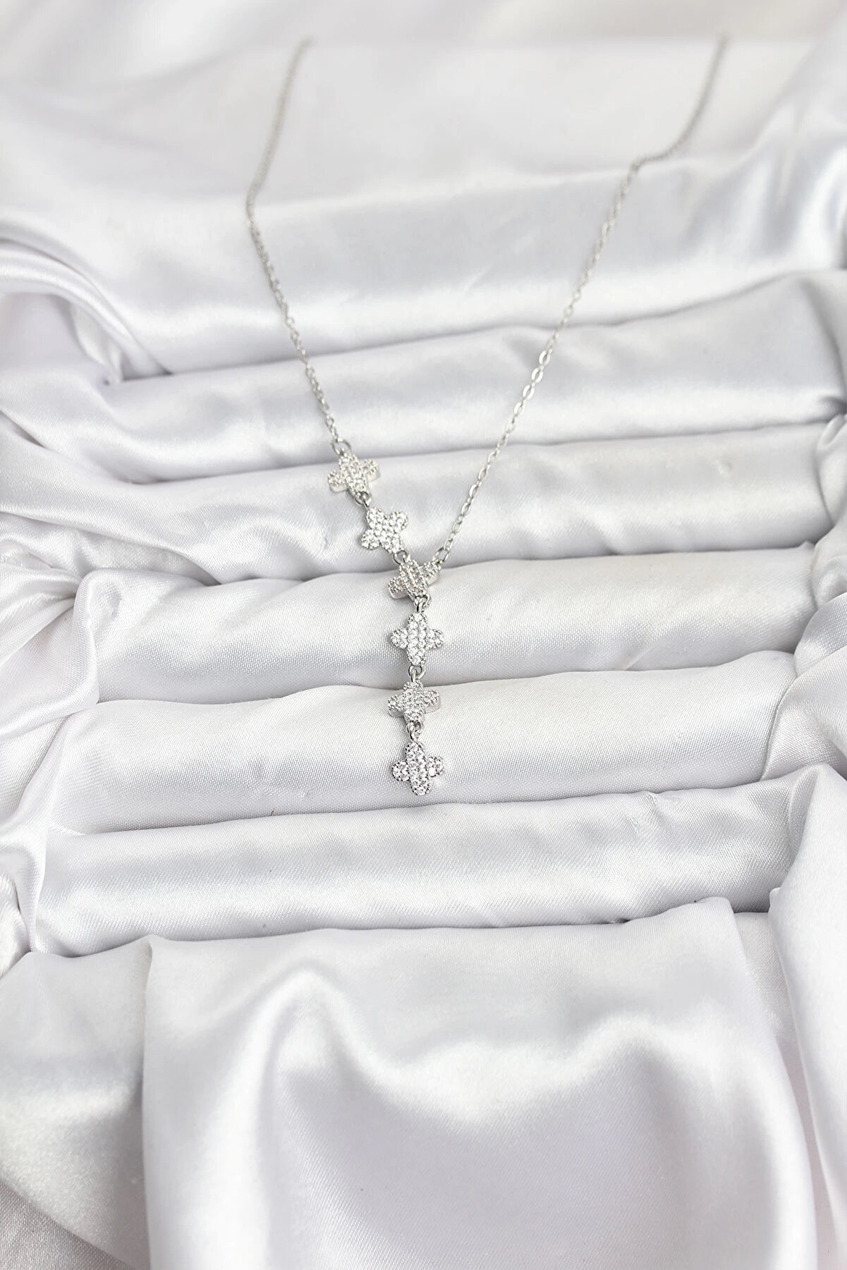 Buti̇k 316L &Ccedil;eli̇k Zi̇nci̇r G&uuml;m&uuml;ş Renk Yonca Model Kadın Kolye