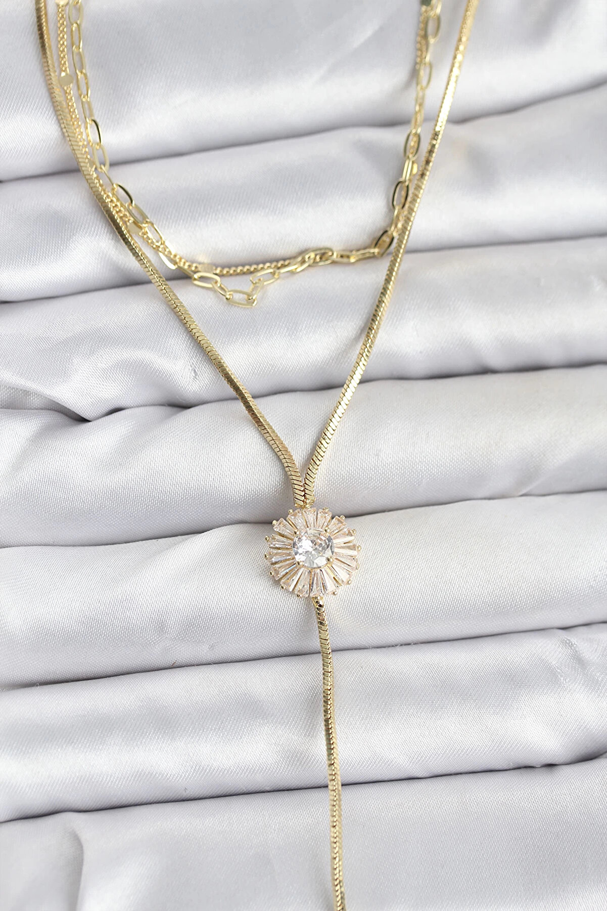 Buti̇k Pi̇ri̇n&ccedil; Gold Renk Zi̇rkon Taşlı Papatya Model Detaylı 3 L&uuml; Kombi̇n Y Kadın Kolye