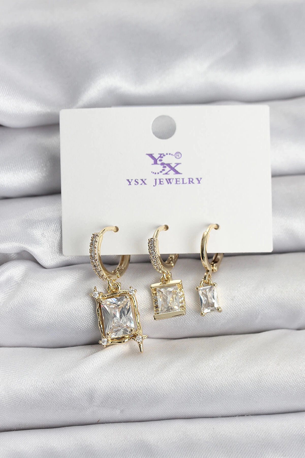 Buti̇k Gold Renk Zi̇rkon Taşlı Kadın K&uuml;pe