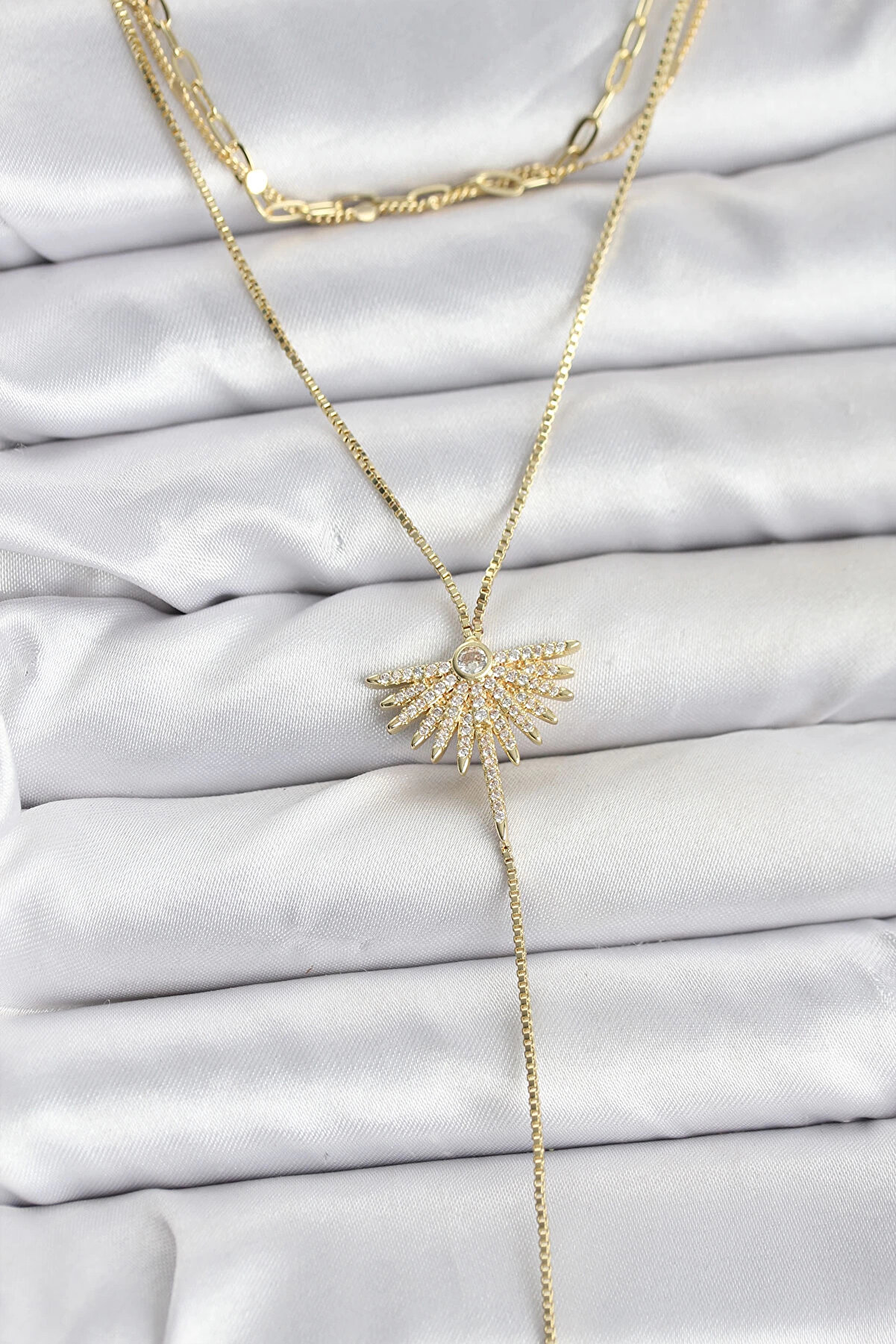 Buti̇k Pi̇ri̇n&ccedil; Gold Renk Zi̇rkon Taşlı Yelpaze Model Detaylı 3 L&uuml; Kombi̇n Y Kadın Kolye