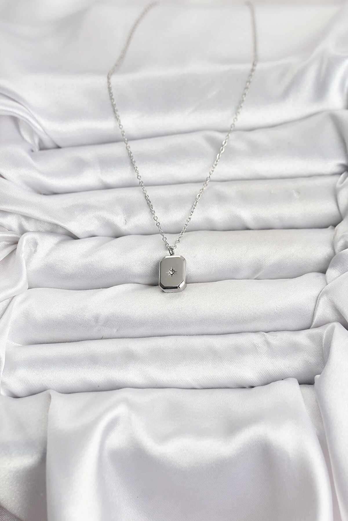 Buti̇k 316L &Ccedil;eli̇k Zi̇nci̇r G&uuml;m&uuml;ş Renk Mi̇ni̇mal Kutup Yıldızı Model Kadın Kolye