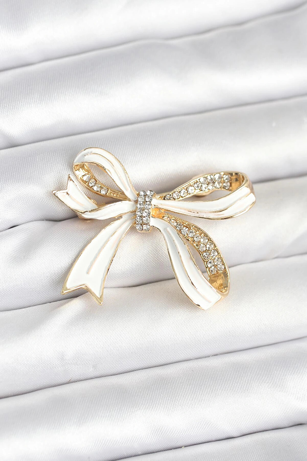 Buti̇k Beyaz Renk Fi̇yonk Model Broş