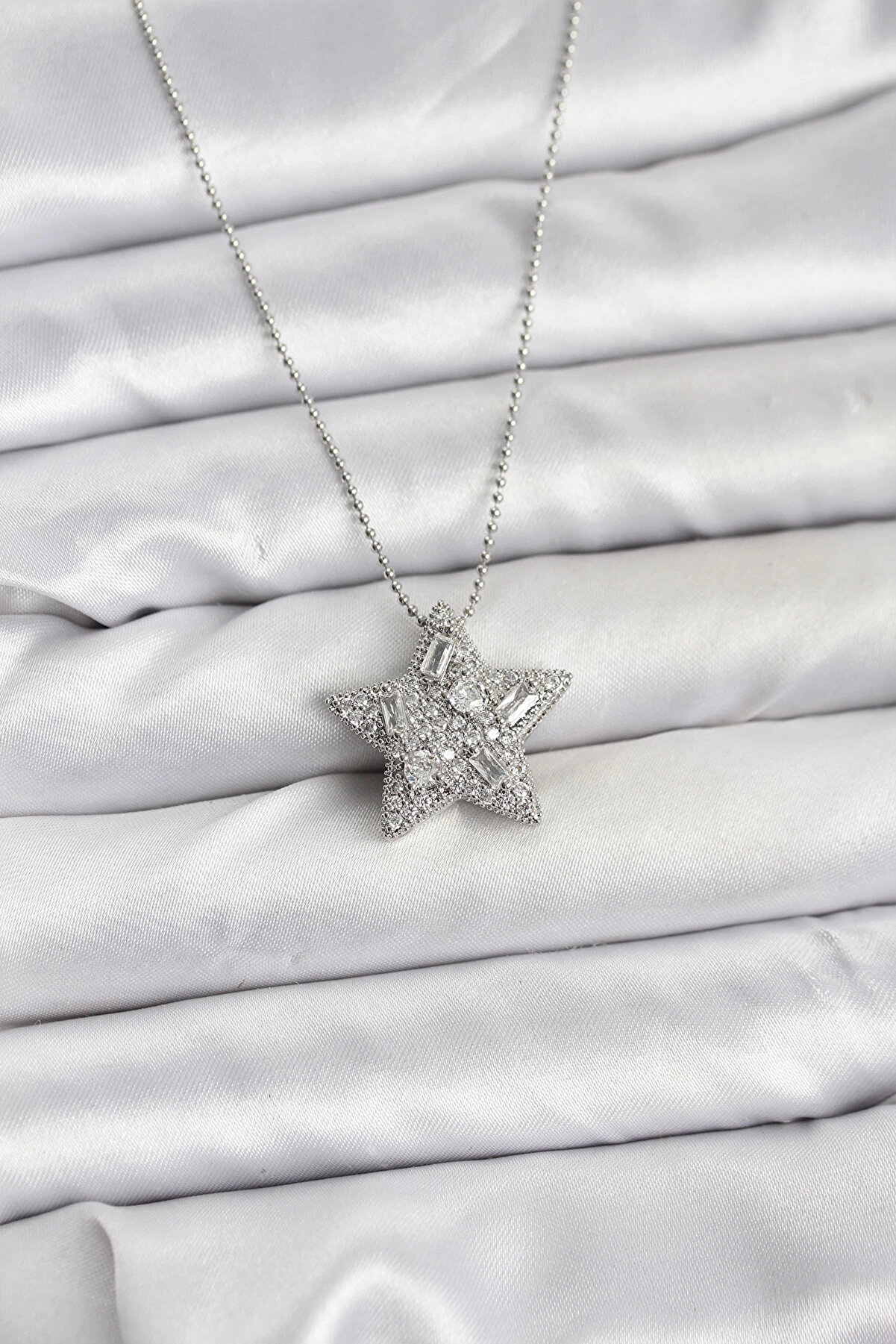 Buti̇k 316L &Ccedil;eli̇k Zi̇nci̇r G&uuml;m&uuml;ş Renk Zi̇nci̇rli̇ G&uuml;m&uuml;ş Yıldız Model Kadın Kolye