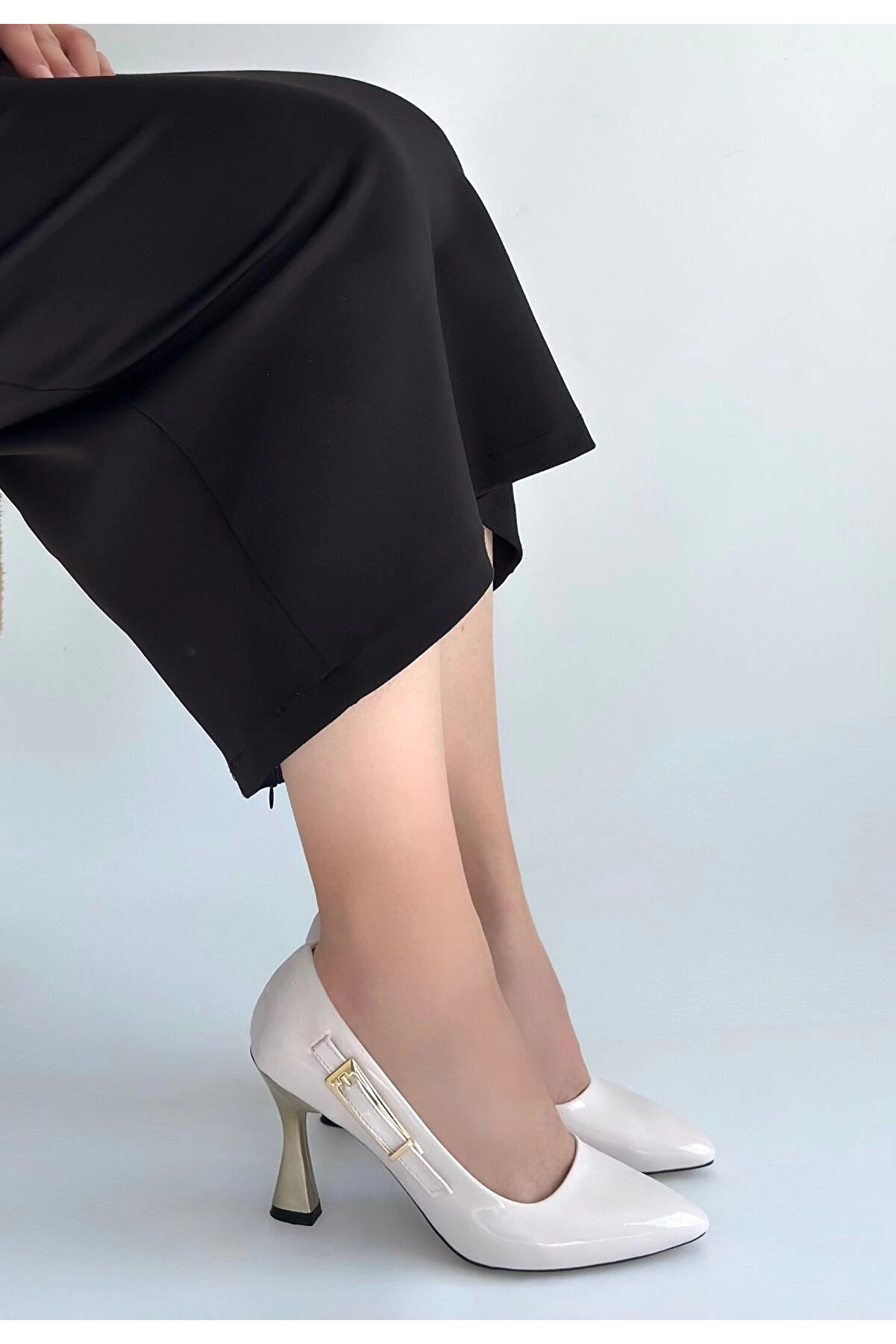 Buti̇k Motya Bej Rugan Topuklu Ayakkabı