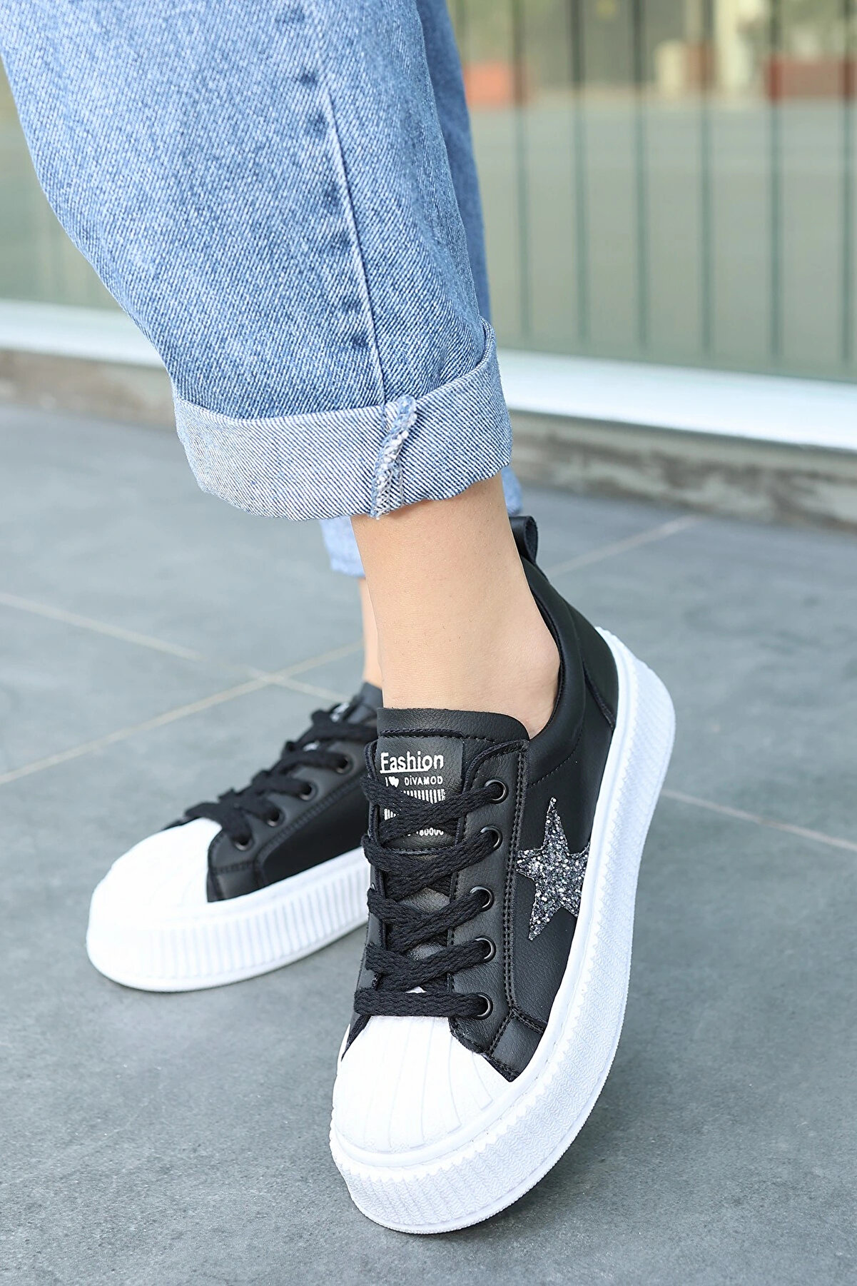 Buti̇k Pi̇ata Si̇yah Ci̇lt Beyaz Tabanlı Bağcıklı Spor Ayakkabı