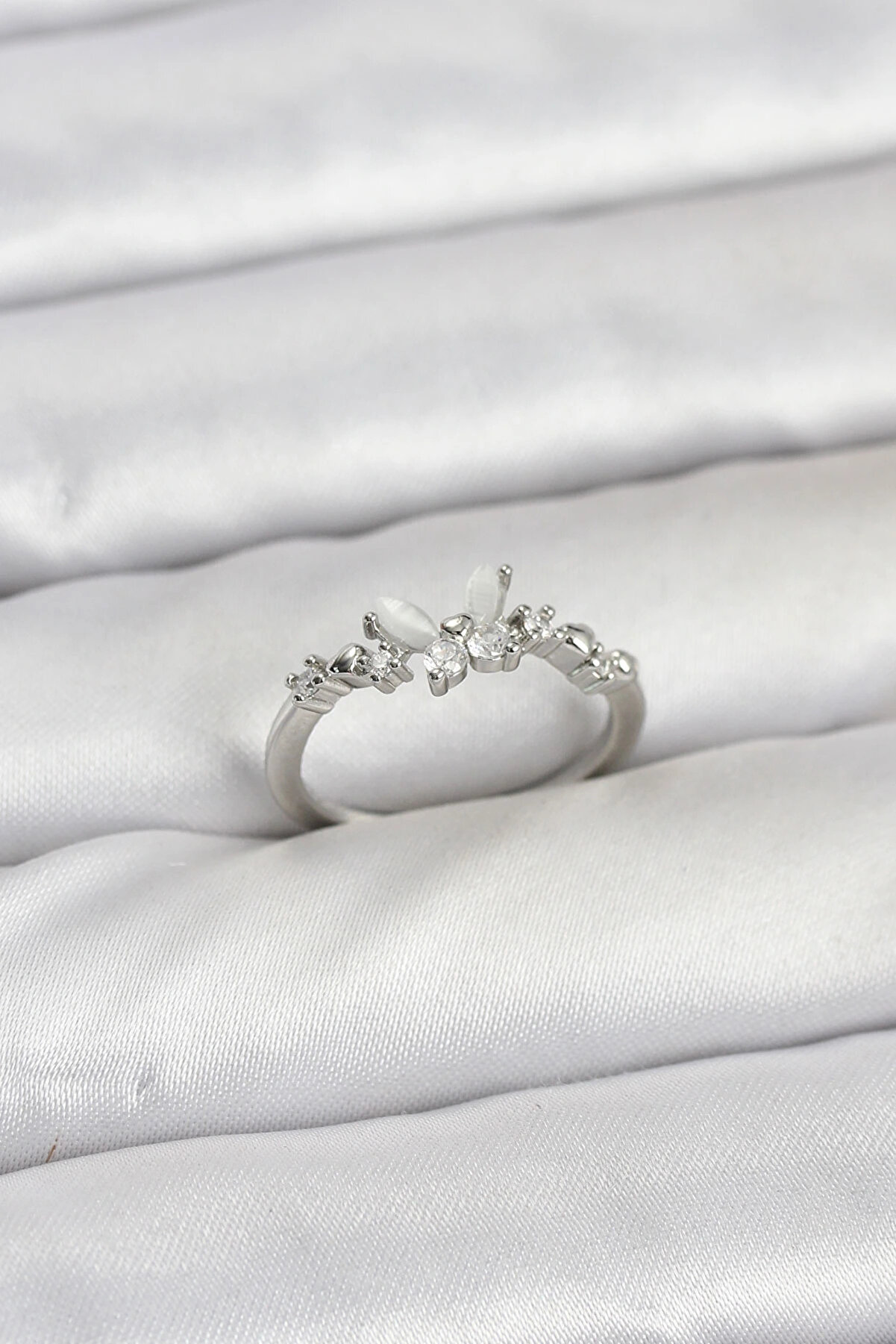 Buti̇k Kelebek Model G&uuml;m&uuml;ş Renk Pi̇ri̇n&ccedil; Kadın Y&uuml;z&uuml;k