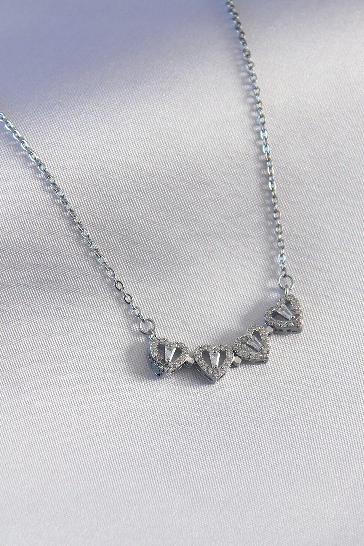 Yal&ccedil;ın Harmonyaura 316L &Ccedil;eli̇k G&uuml;m&uuml;ş Renk A&ccedil;ılır Yonca Model Kadın Kolye