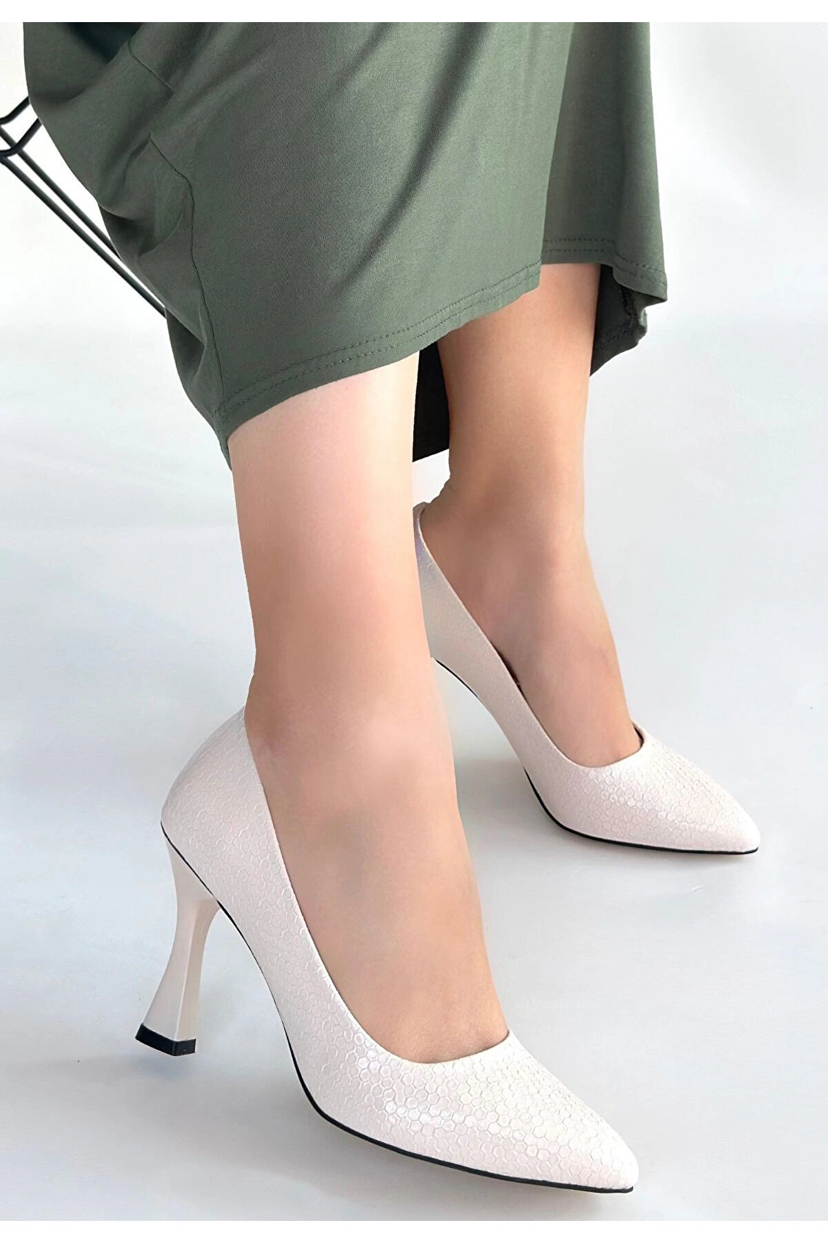 Buti̇k Meri̇o Bej Baskılı Rugan Topuklu Ayakkabı