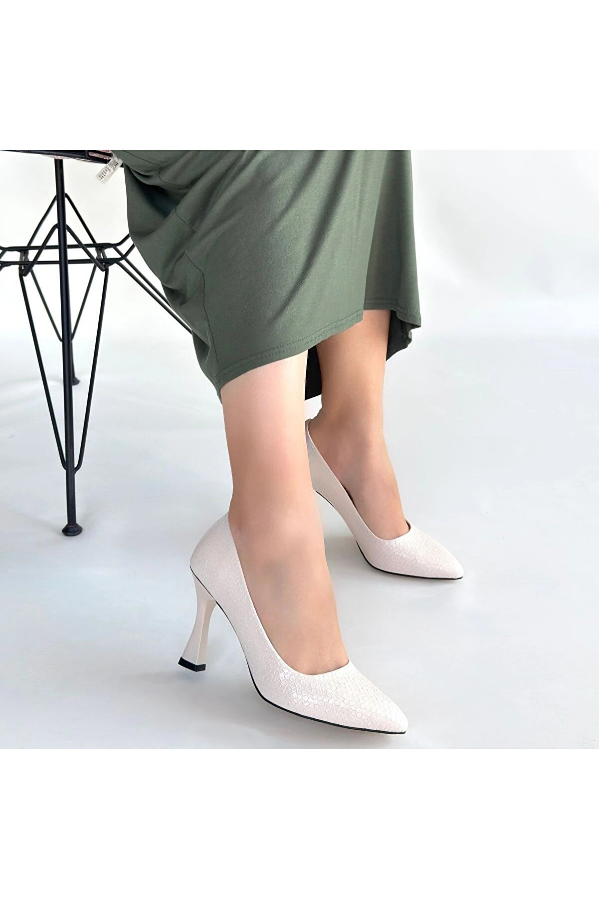 Buti̇k Meri̇o Bej Baskılı Rugan Topuklu Ayakkabı