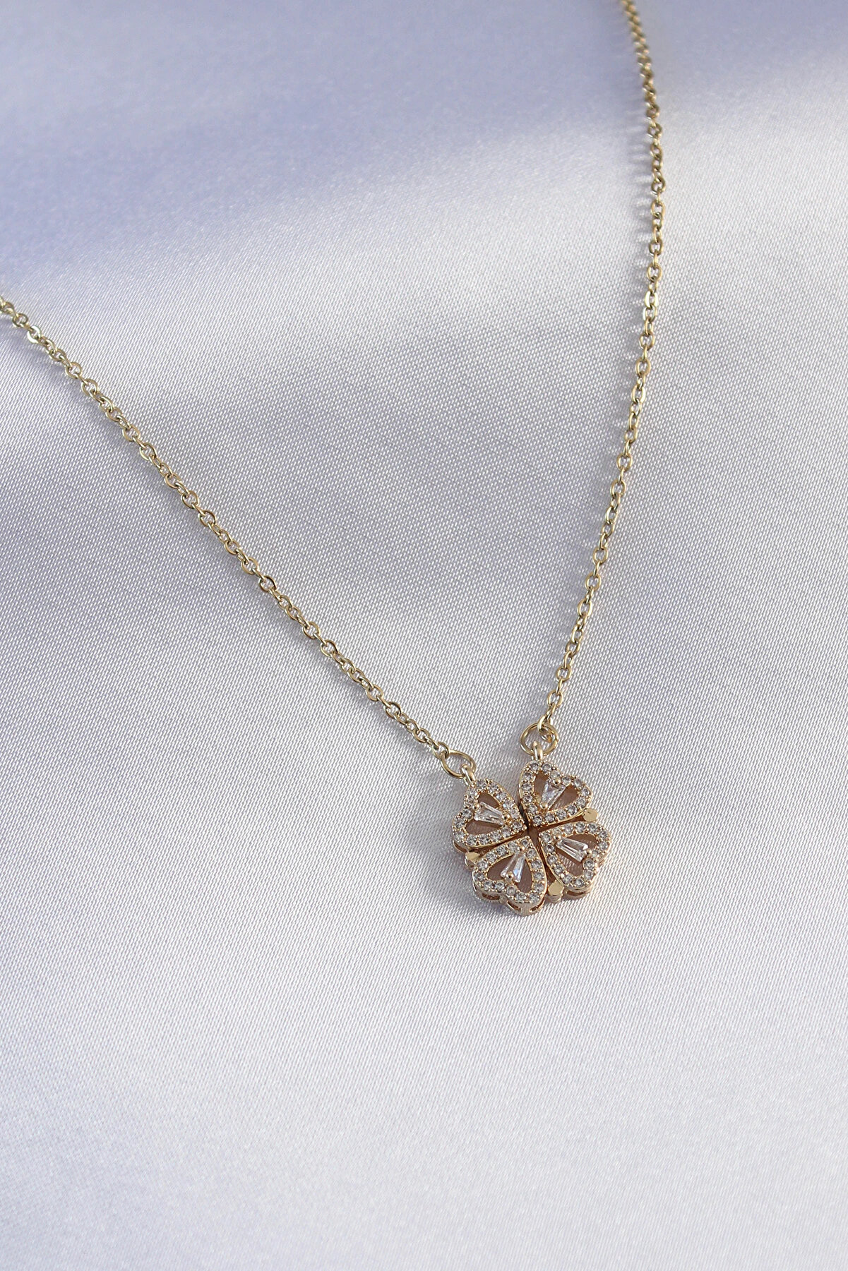 Buti̇k 316L &Ccedil;eli̇k Gold Renk A&ccedil;ılır Zi̇rkon Taşlı Yonca Model Kadın Kolye