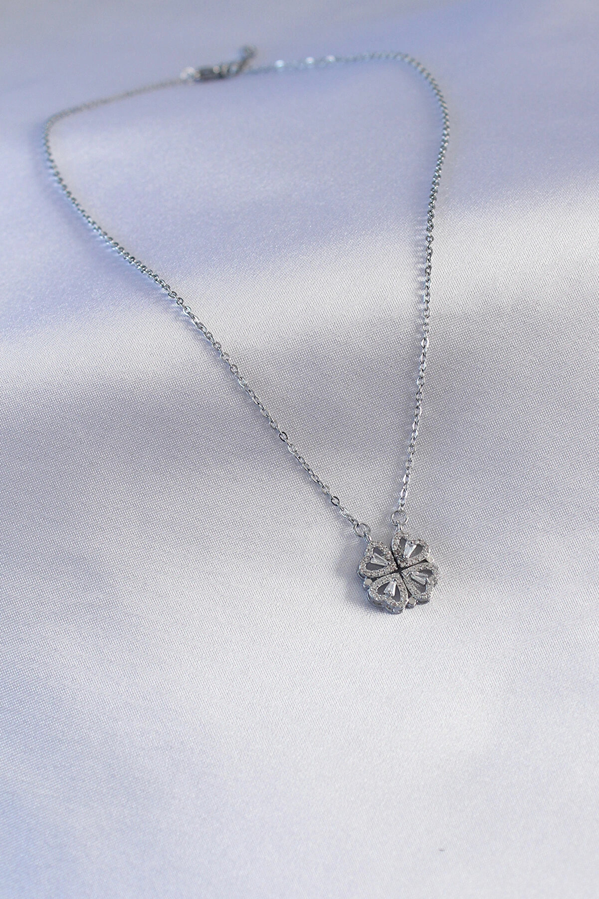 Yal&ccedil;ın Harmonyaura 316L &Ccedil;eli̇k G&uuml;m&uuml;ş Renk A&ccedil;ılır Yonca Model Kadın Kolye