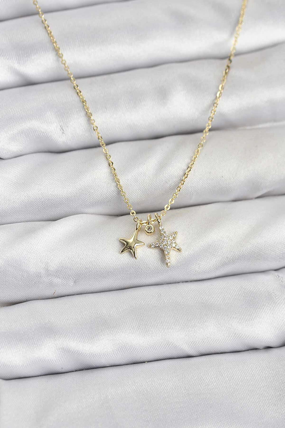 Buti̇k Pi̇ri̇n&ccedil; Gold Renk Yıldız Mi̇ni̇mal Kadın Kolye