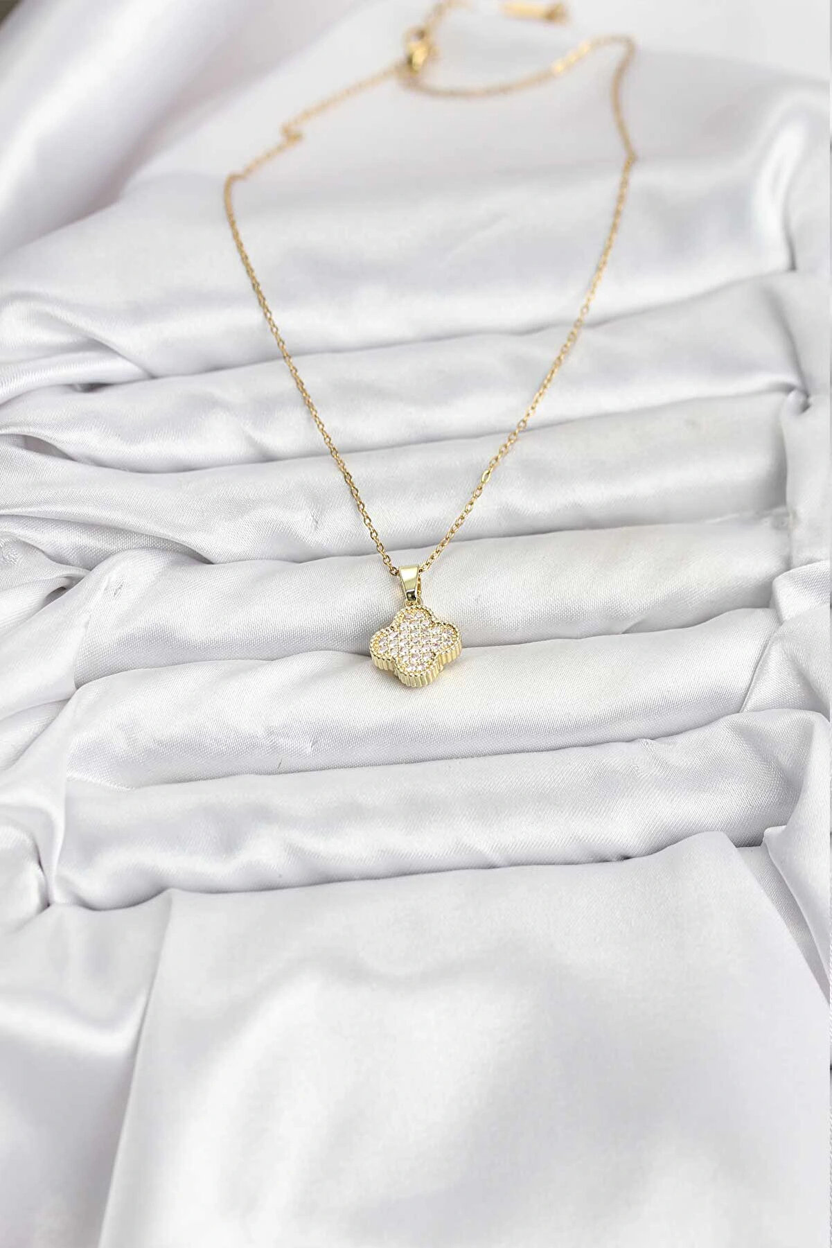 Buti̇k 316L &Ccedil;eli̇k Zi̇nci̇r Gold Renk Zi̇rkon Taşlı Yonca Model Kadın Kolye