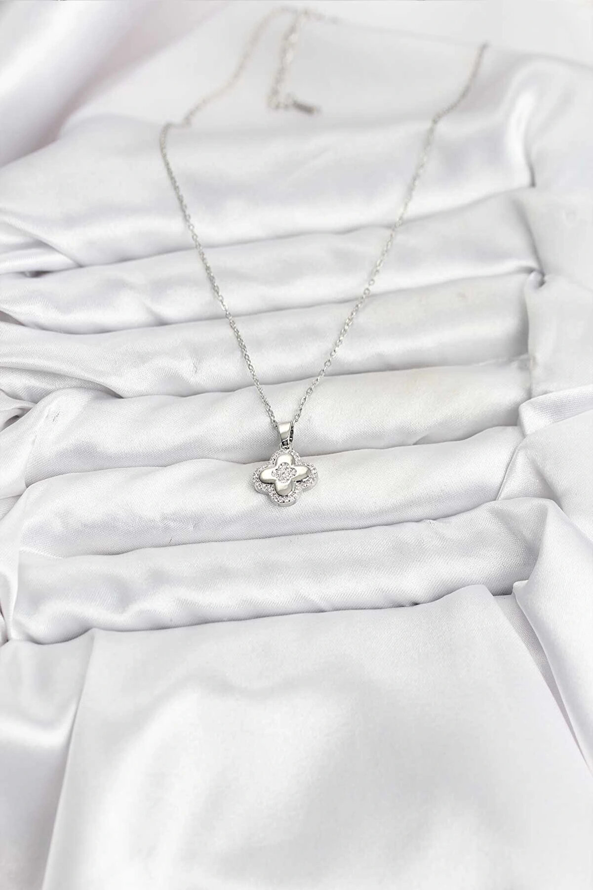 Buti̇k 316L &Ccedil;eli̇k Zi̇nci̇r G&uuml;m&uuml;ş Renk Zi̇rkon Taşlı Yonca Model Kadın Kolye