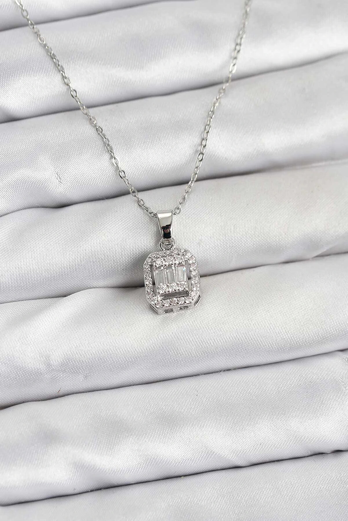 Buti̇k 316L &Ccedil;eli̇k Zi̇nci̇r G&uuml;m&uuml;ş Renk Baget Model Kadın Kolye