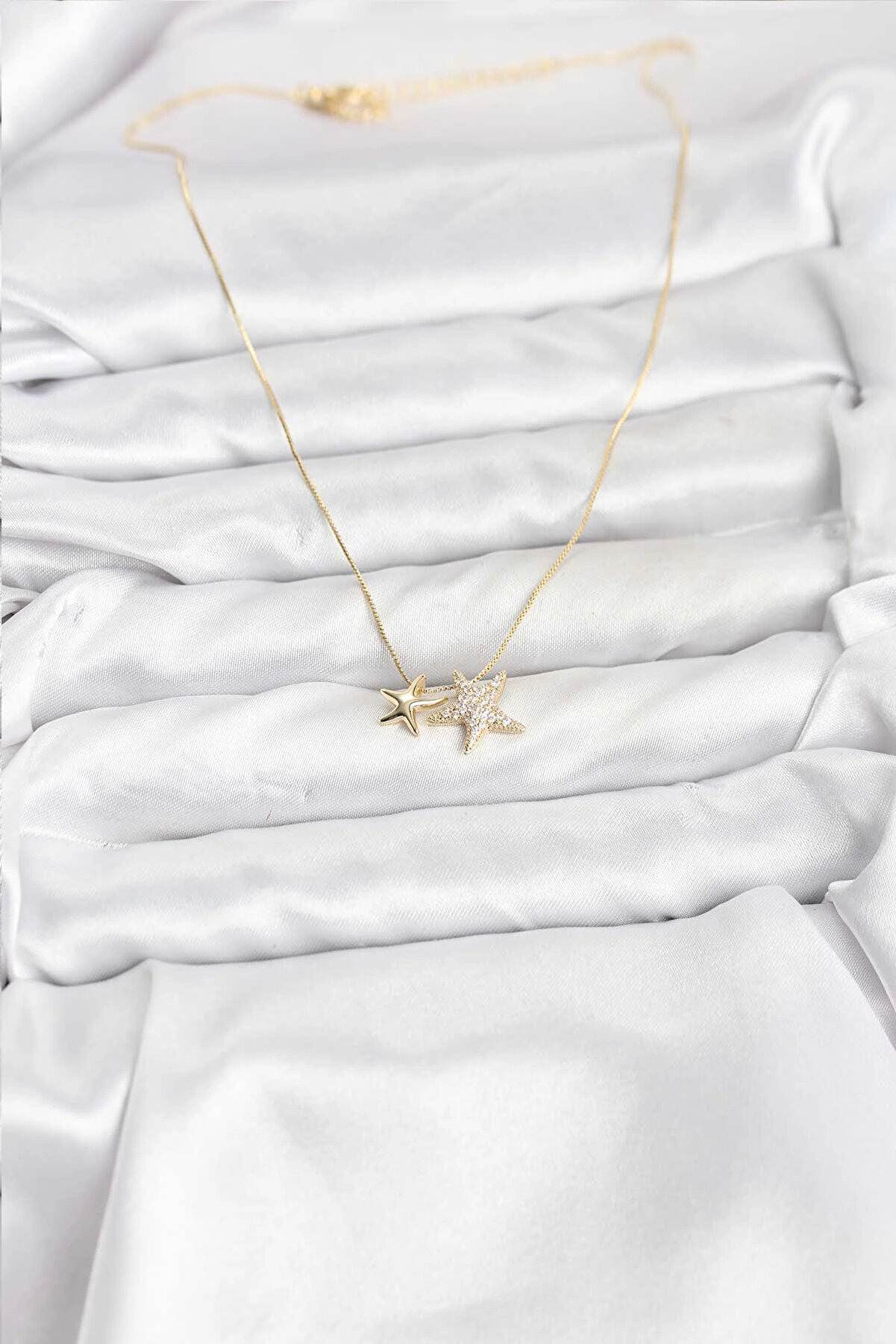 Buti̇k Gold Renk Pi̇ri̇n&ccedil; Mi̇ni̇mal Yıldız Model Kadın Kolye
