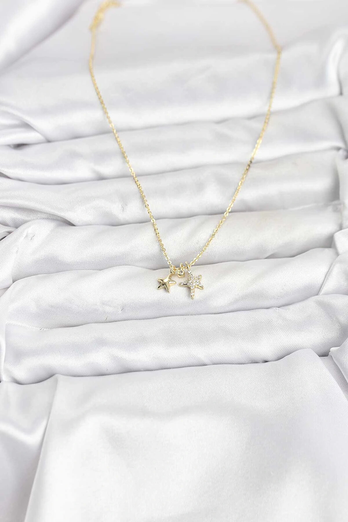 Buti̇k Pi̇ri̇n&ccedil; Gold Renk Yıldız Mi̇ni̇mal Kadın Kolye