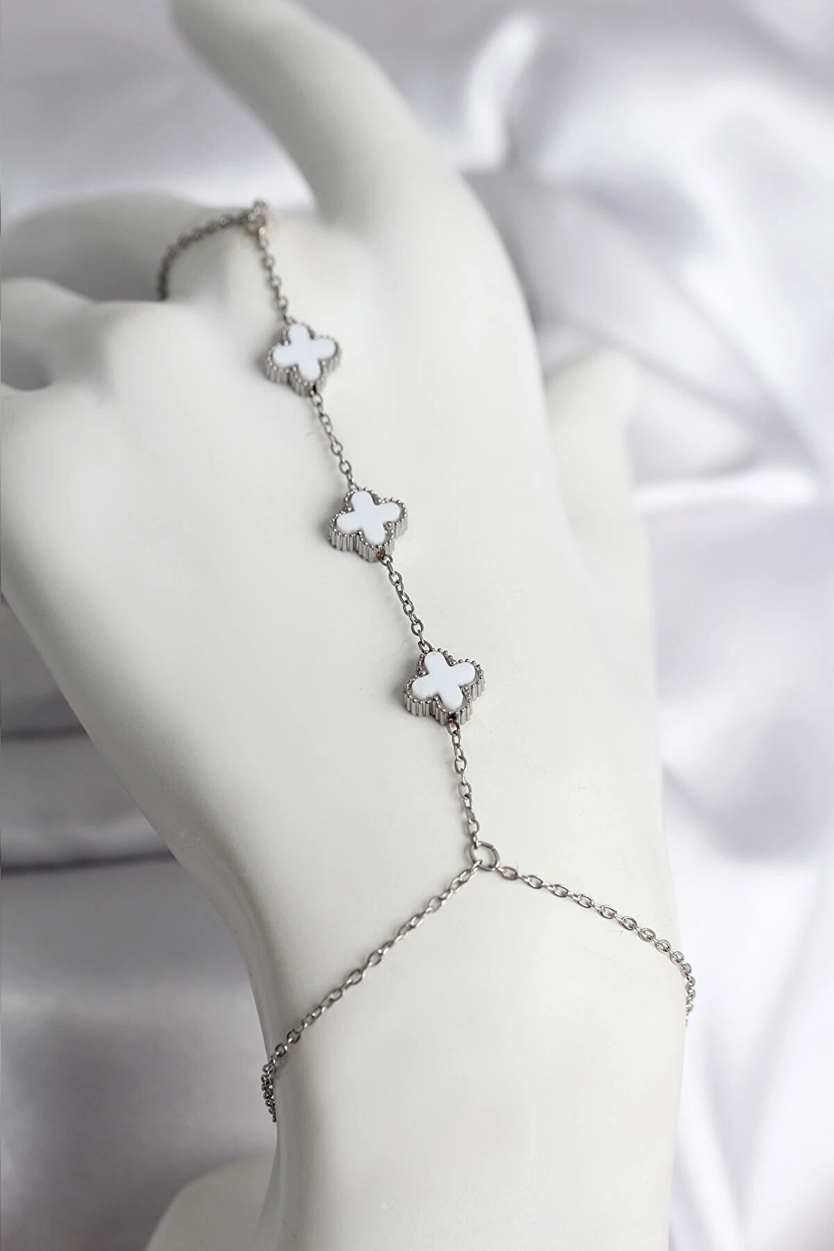 Buti̇k 316L &Ccedil;eli̇k G&uuml;m&uuml;ş Renk Beyaz Yonca Model Kadın Şahmeran