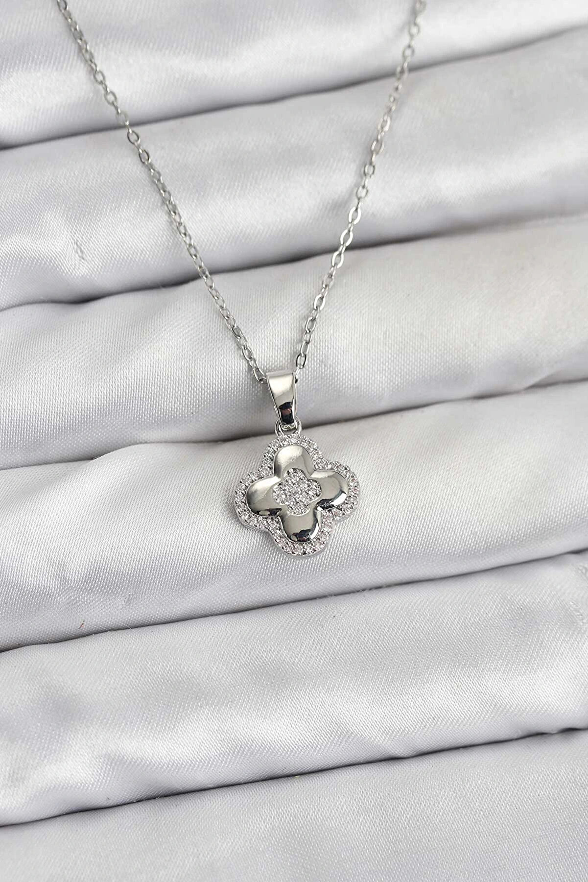 Buti̇k 316L &Ccedil;eli̇k Zi̇nci̇r G&uuml;m&uuml;ş Renk Zi̇rkon Taşlı Yonca Model Kadın Kolye