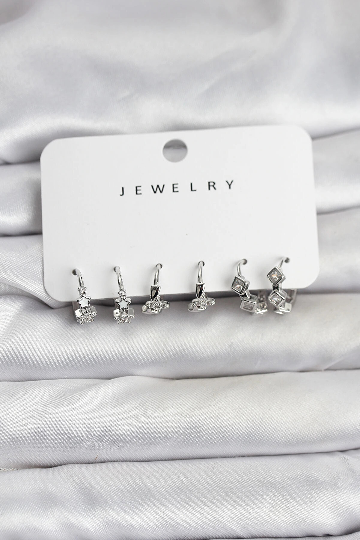 Buti̇k G&uuml;m&uuml;ş Renk Pi̇ri̇n&ccedil; Yıldız Modelli̇ Kadın K&uuml;pe Seti̇